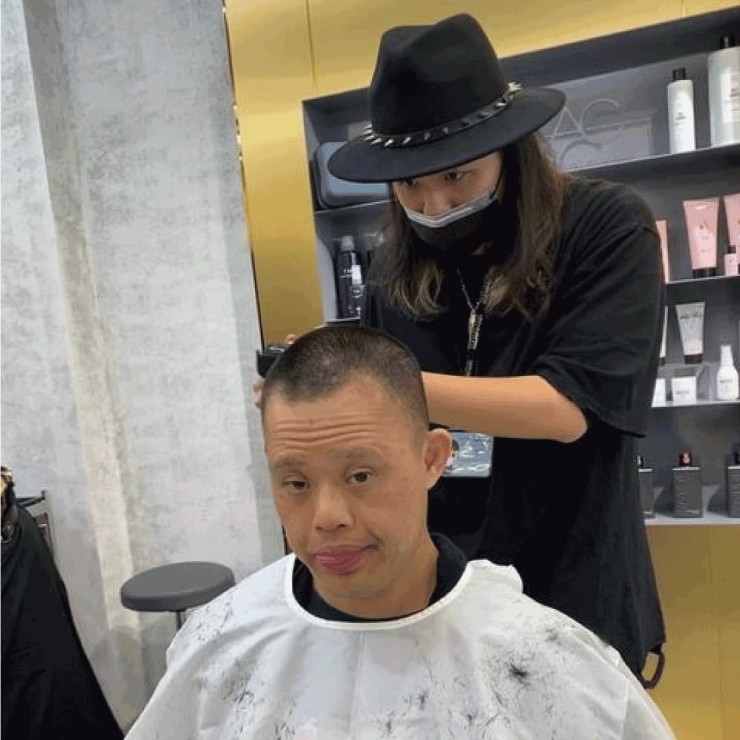 美髮設計師Rebels正在替慢天使們進行義剪服務