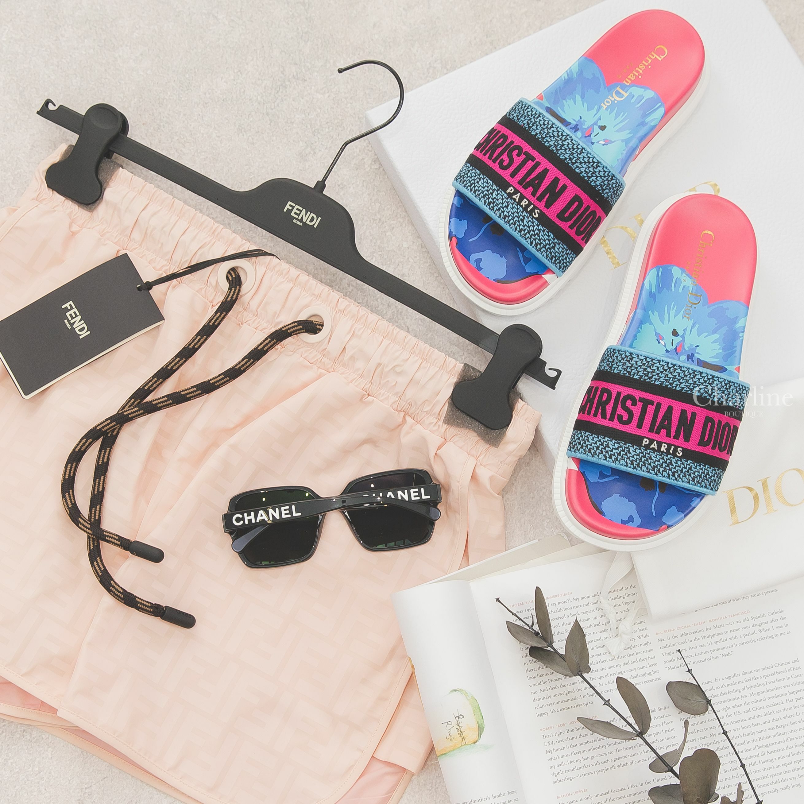 Chanel Square Sunglasses 黑色方框灰色鏡片側邊白色 Logo 太陽眼鏡,Dior Dway Slide 粉色藍色刺繡黑字花卉印花拖鞋-Charline Boutique 精品代購