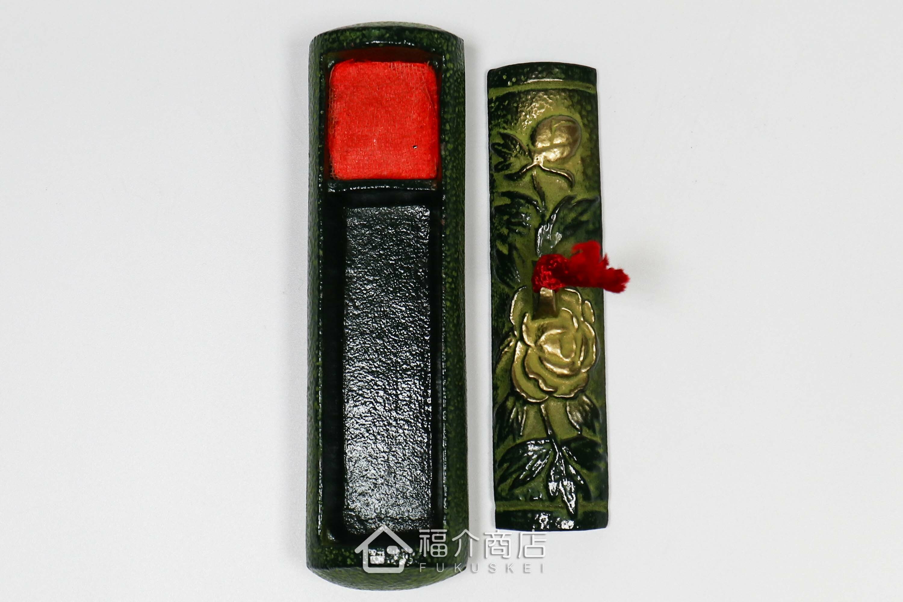 內有朱紅色印泥的牡丹花造型印章盒