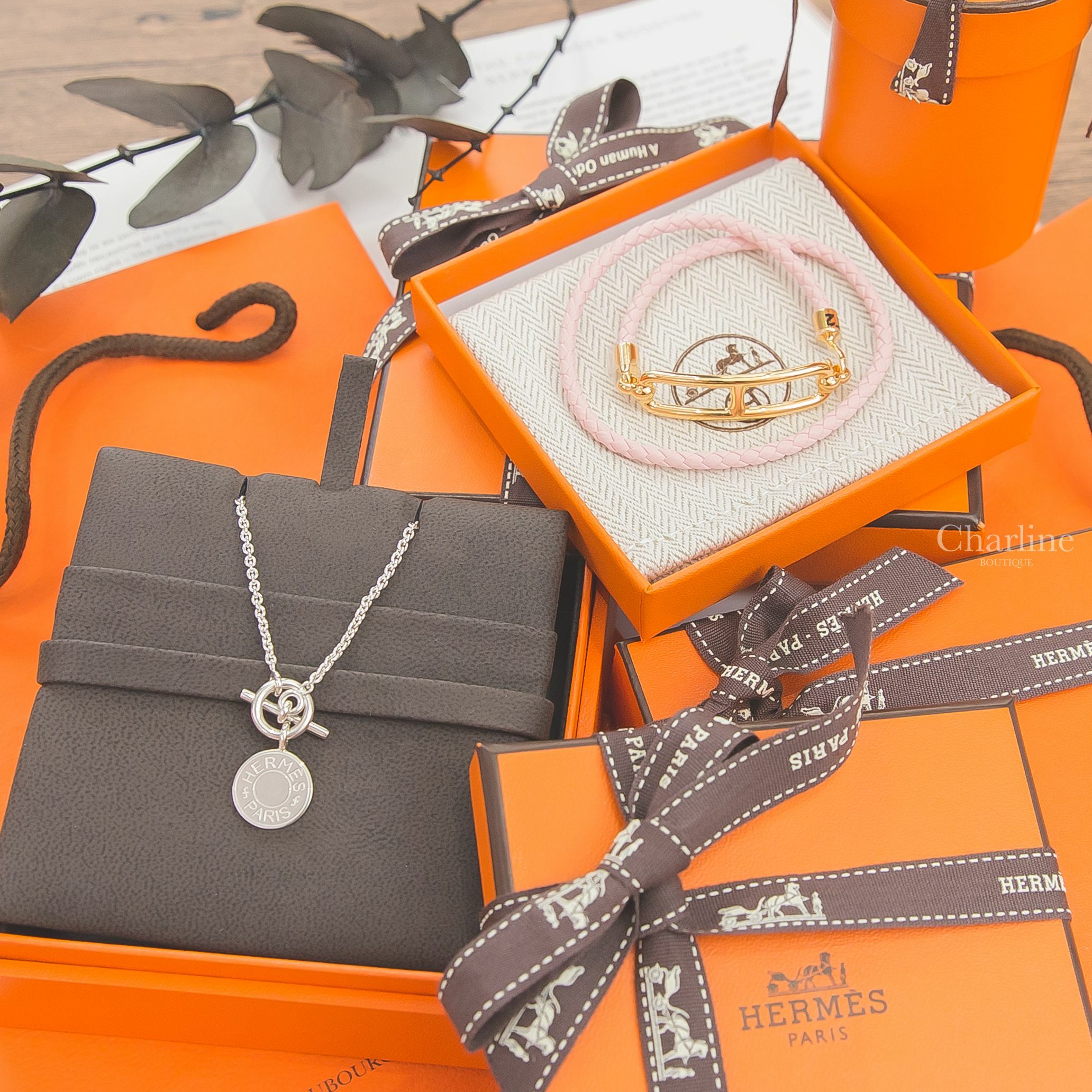 Hermès Amulettes H Confettis Pendant 銀色字母圓牌銀飾墜飾項鍊,Hermès Roulis Double Tour Bracelet 櫻花粉編織牛皮金色θ雙圈手環-Charline Boutique 精品代購