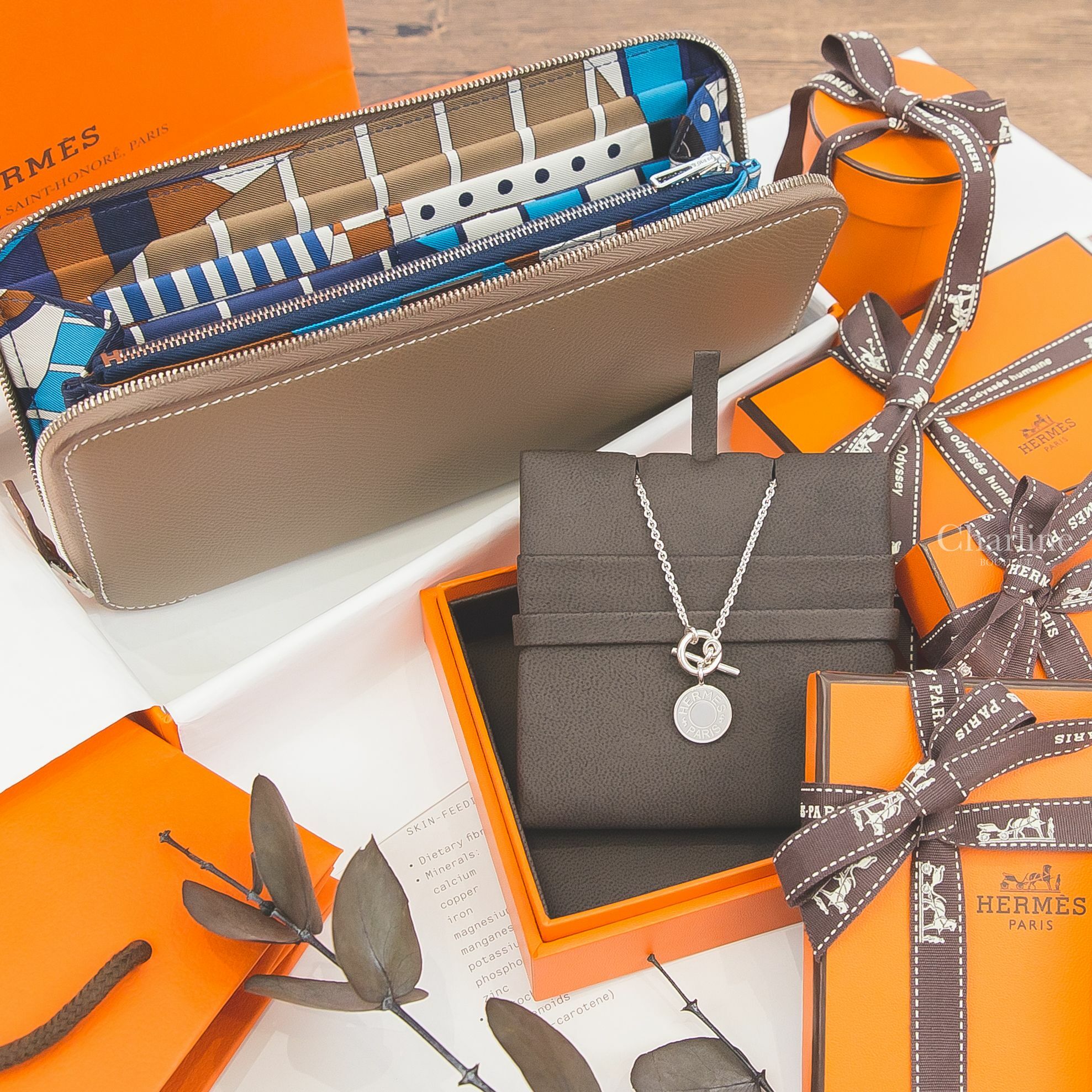 Hermès Amulettes H Confettis Pendant 銀色字母圓牌銀飾墜飾項鍊,Hermès Silk'in Classique Long Wallet 18 大象灰絲巾長夾-Charline Boutique 精品代購