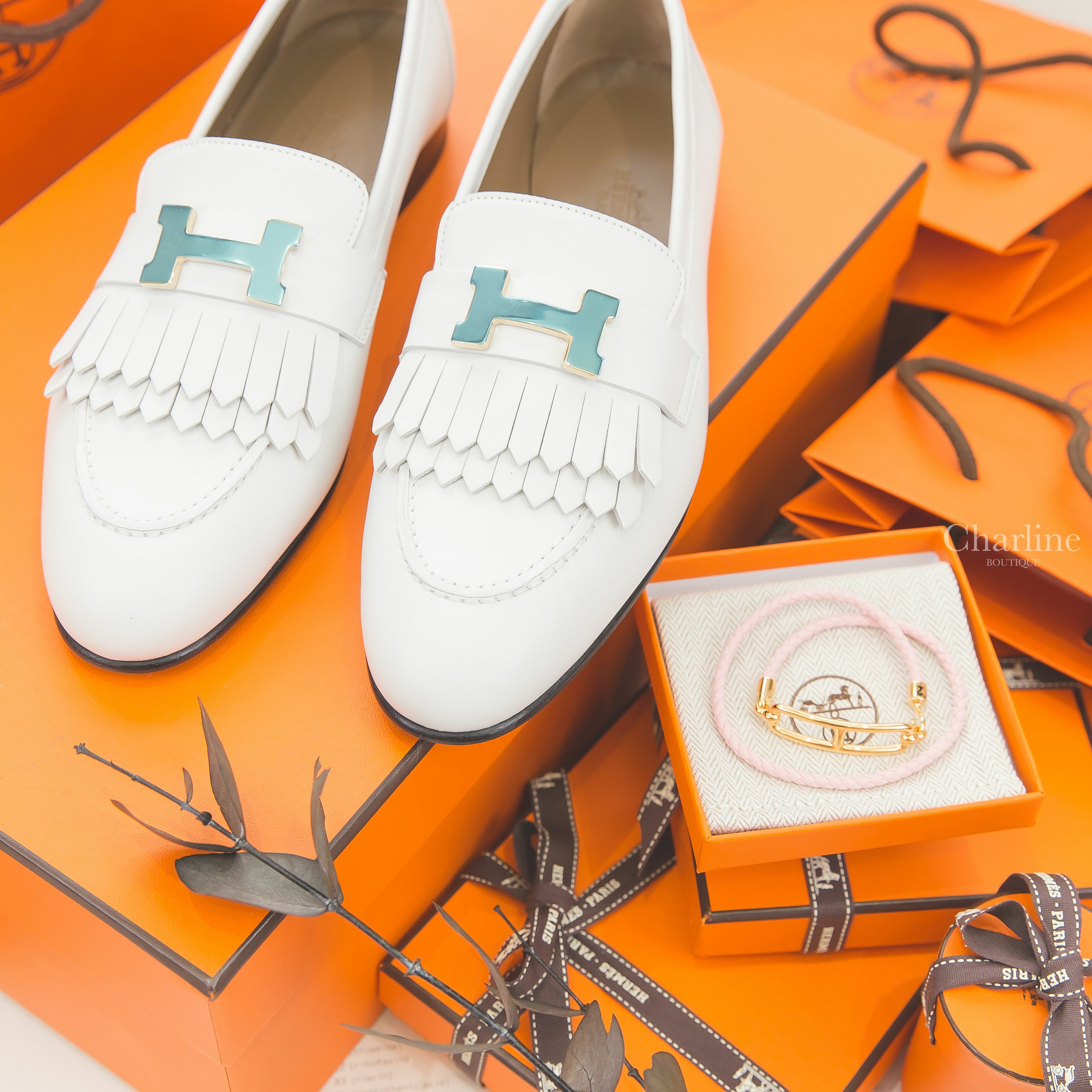 Hermès Roulis Double Tour Bracelet 櫻花粉編織牛皮金色θ雙圈手環,Hermès Royal Loafer 白色金釦H流蘇牛皮樂福鞋-Charline Boutique 精品代購