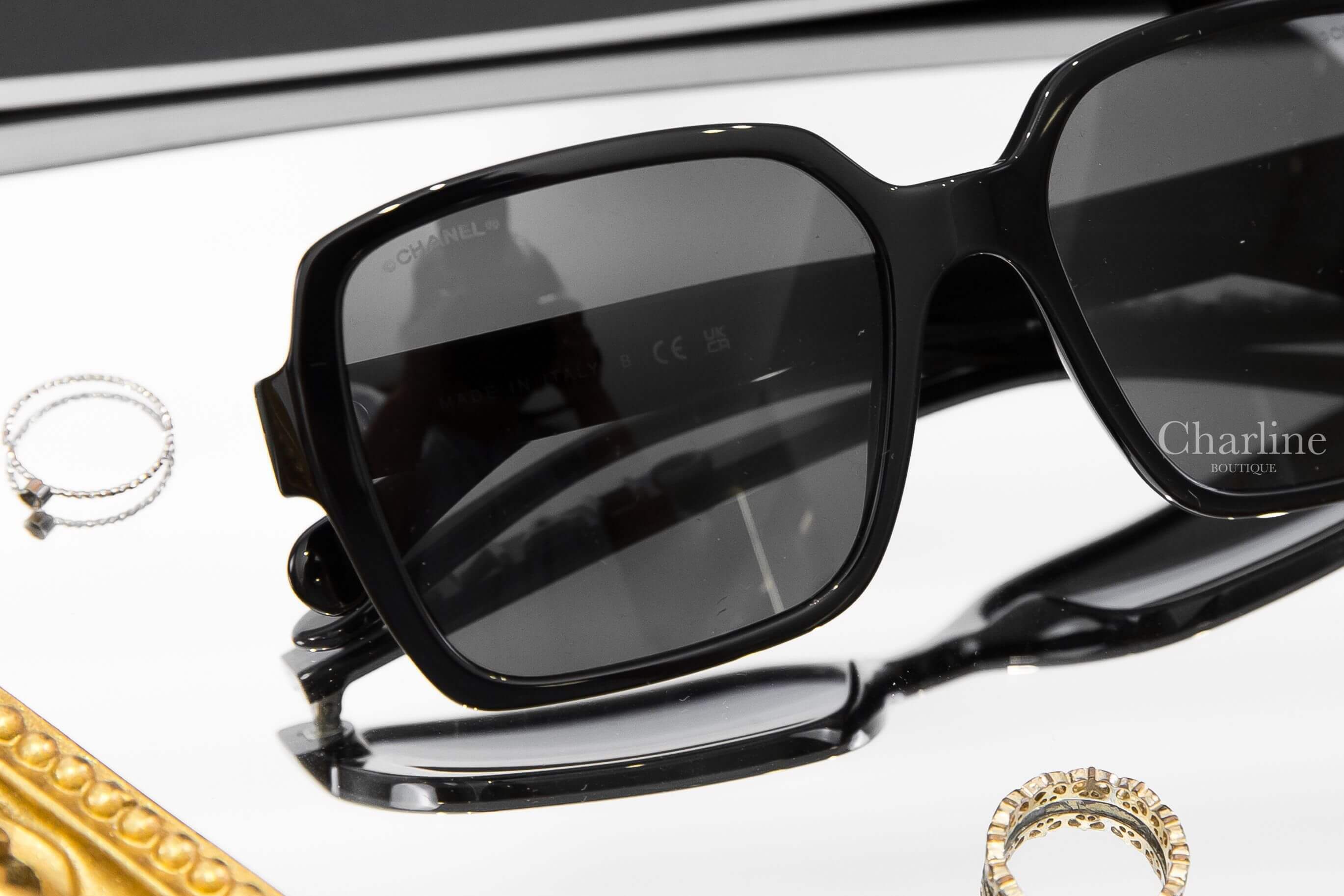 Chanel Square Sunglasses 黑色方框灰色鏡片側邊白色 Logo 太陽眼鏡