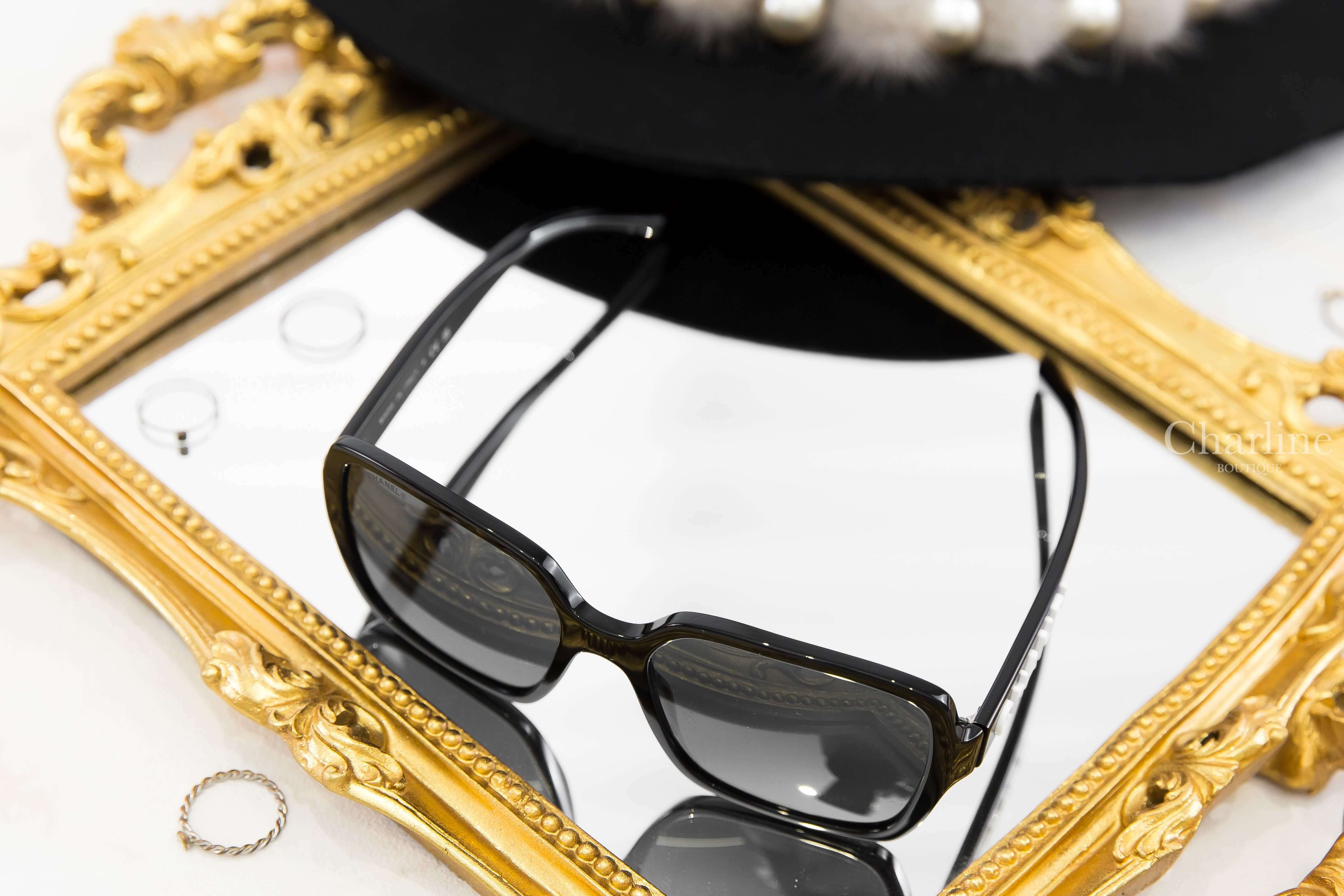 Chanel Square Sunglasses 黑色方框灰色鏡片側邊白色 Logo 太陽眼鏡-Charline Boutique 精品代購