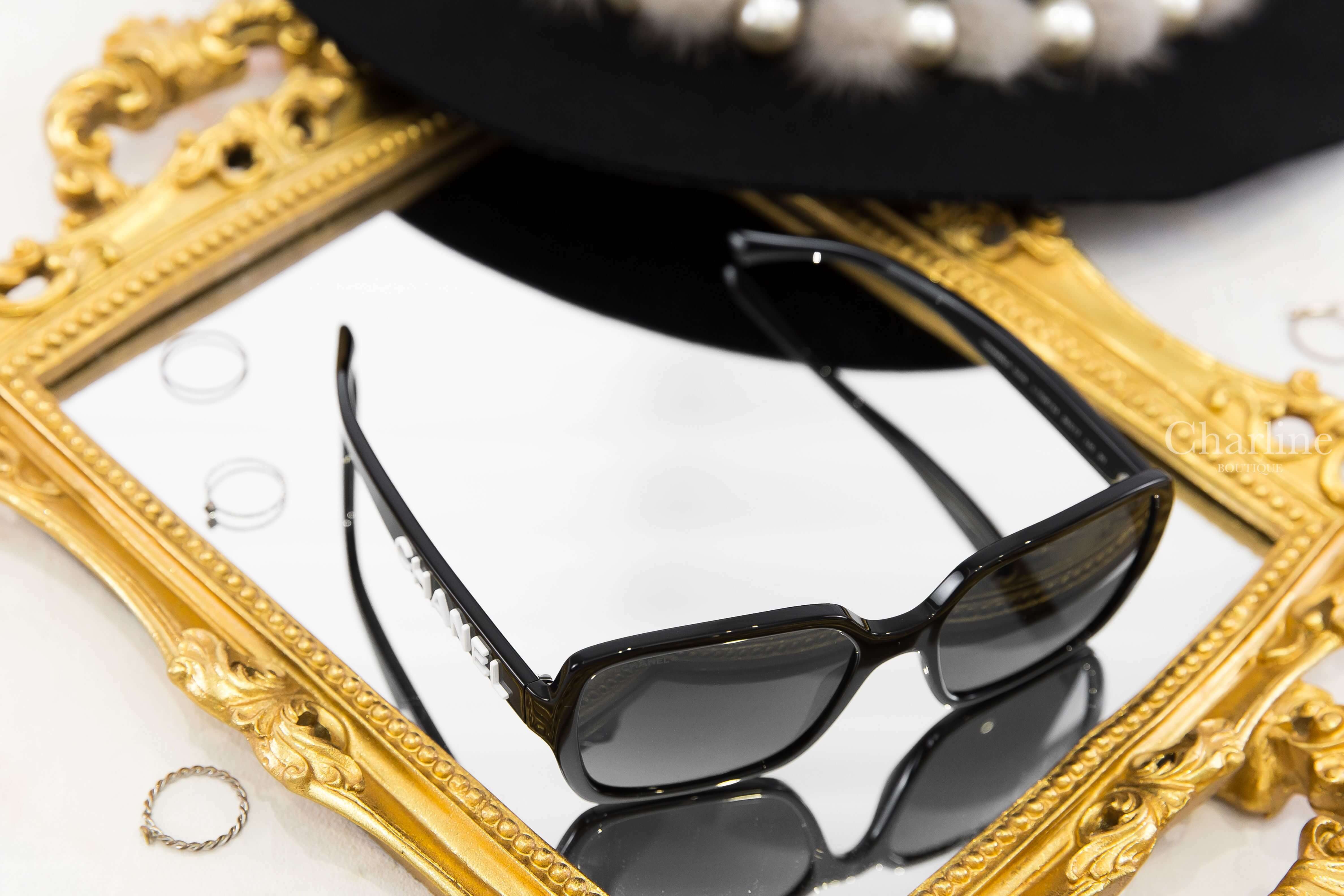Chanel Square Sunglasses 黑色方框灰色鏡片側邊白色 Logo 太陽眼鏡-Charline Boutique 精品代購