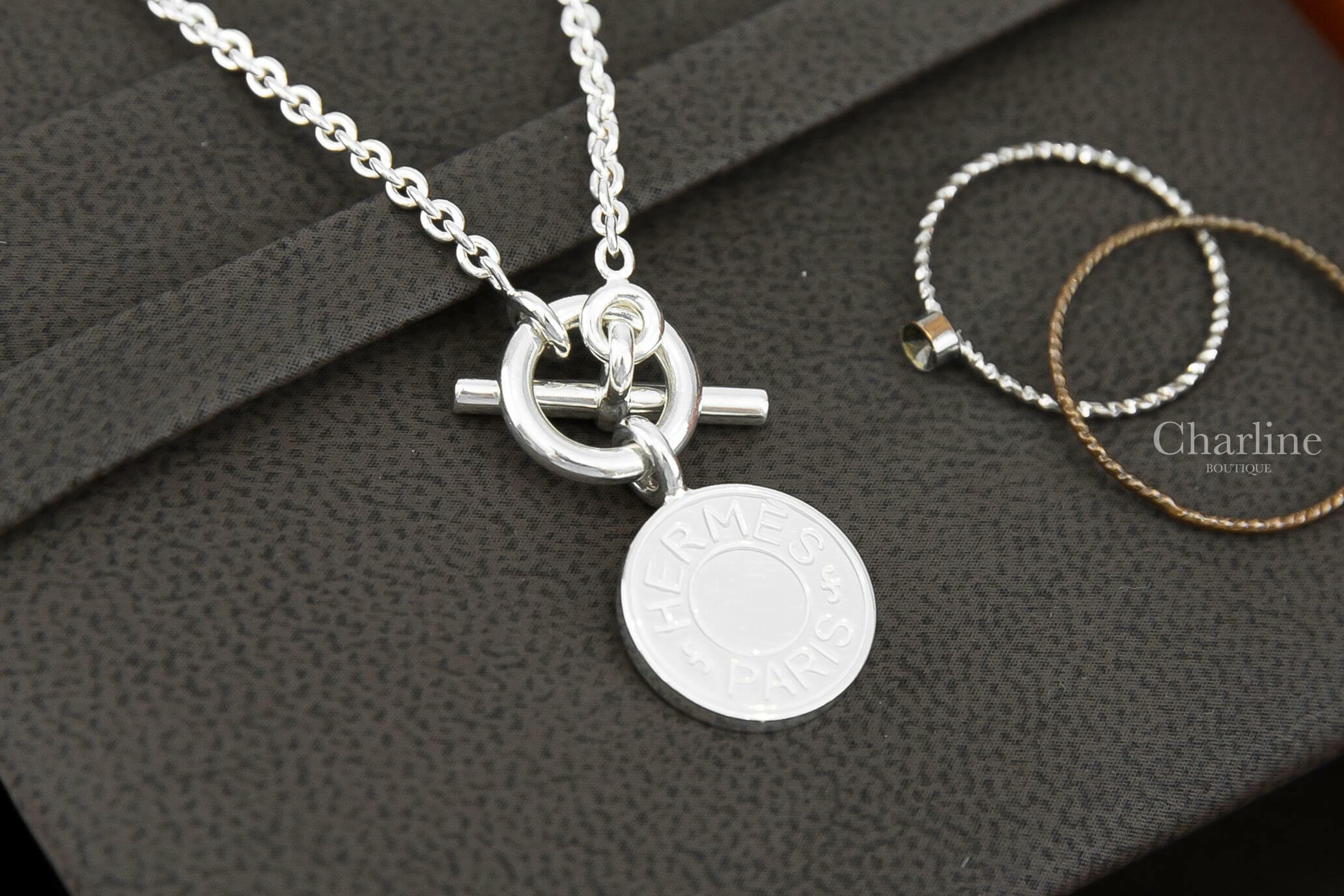 Hermès Amulettes H Confettis Pendant 銀色字母圓牌銀飾墜飾項鍊