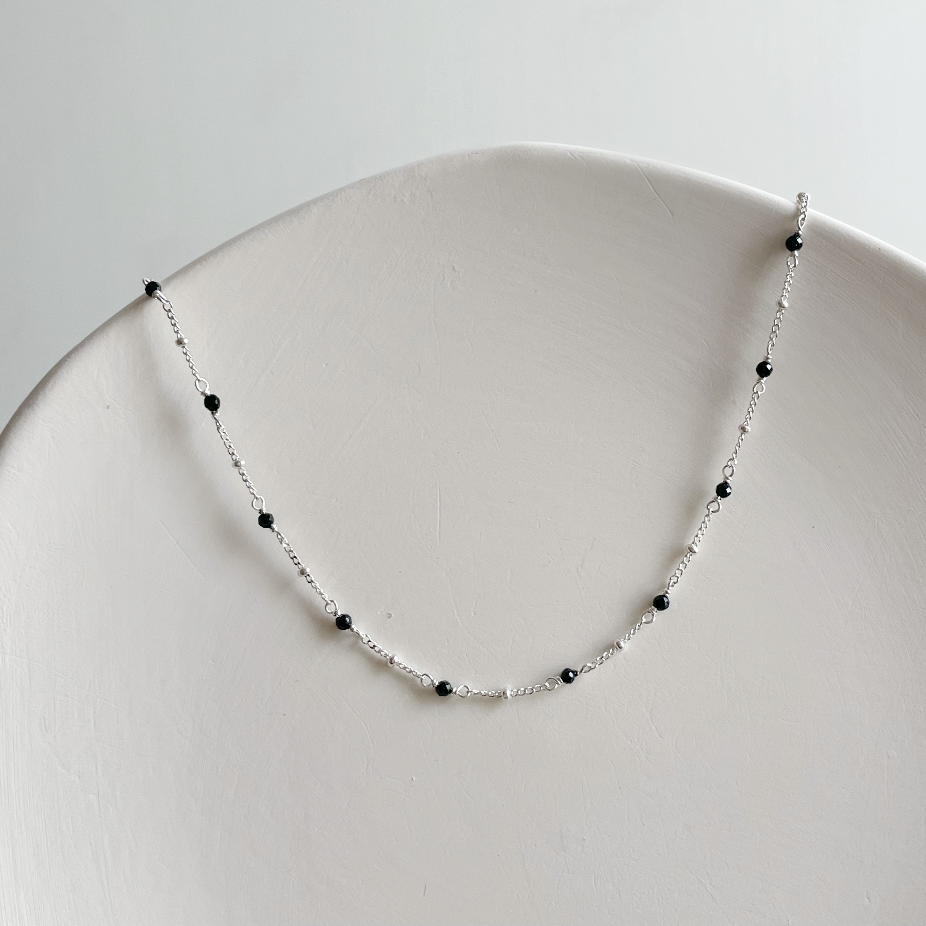 細珠黑尖晶choker