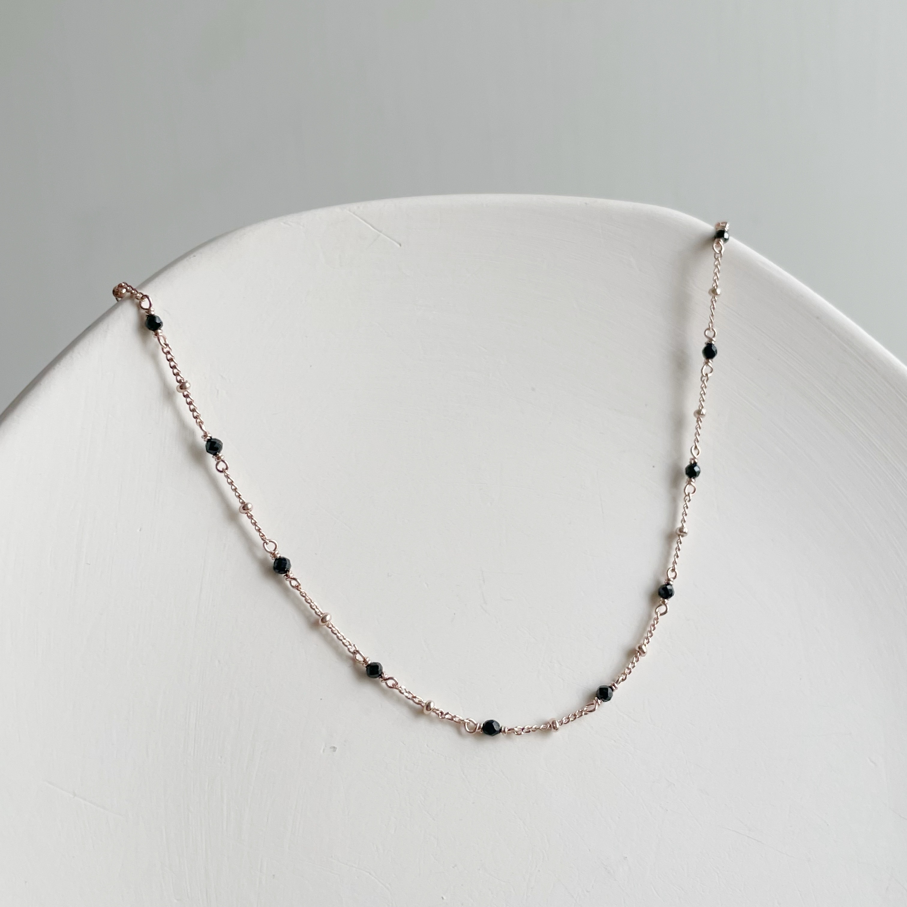 細珠黑尖晶choker