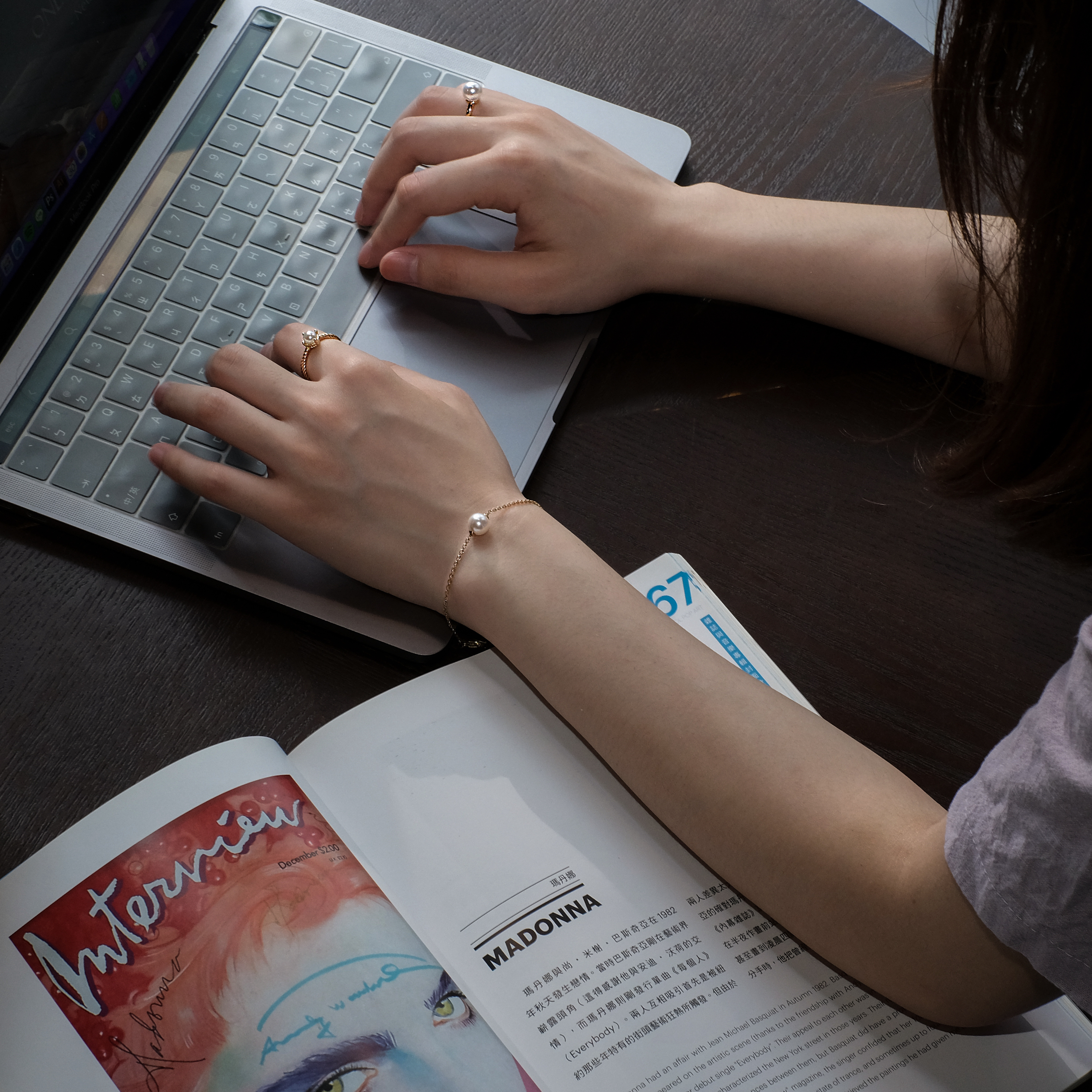 戒指戴法意義不同，戴在食指上