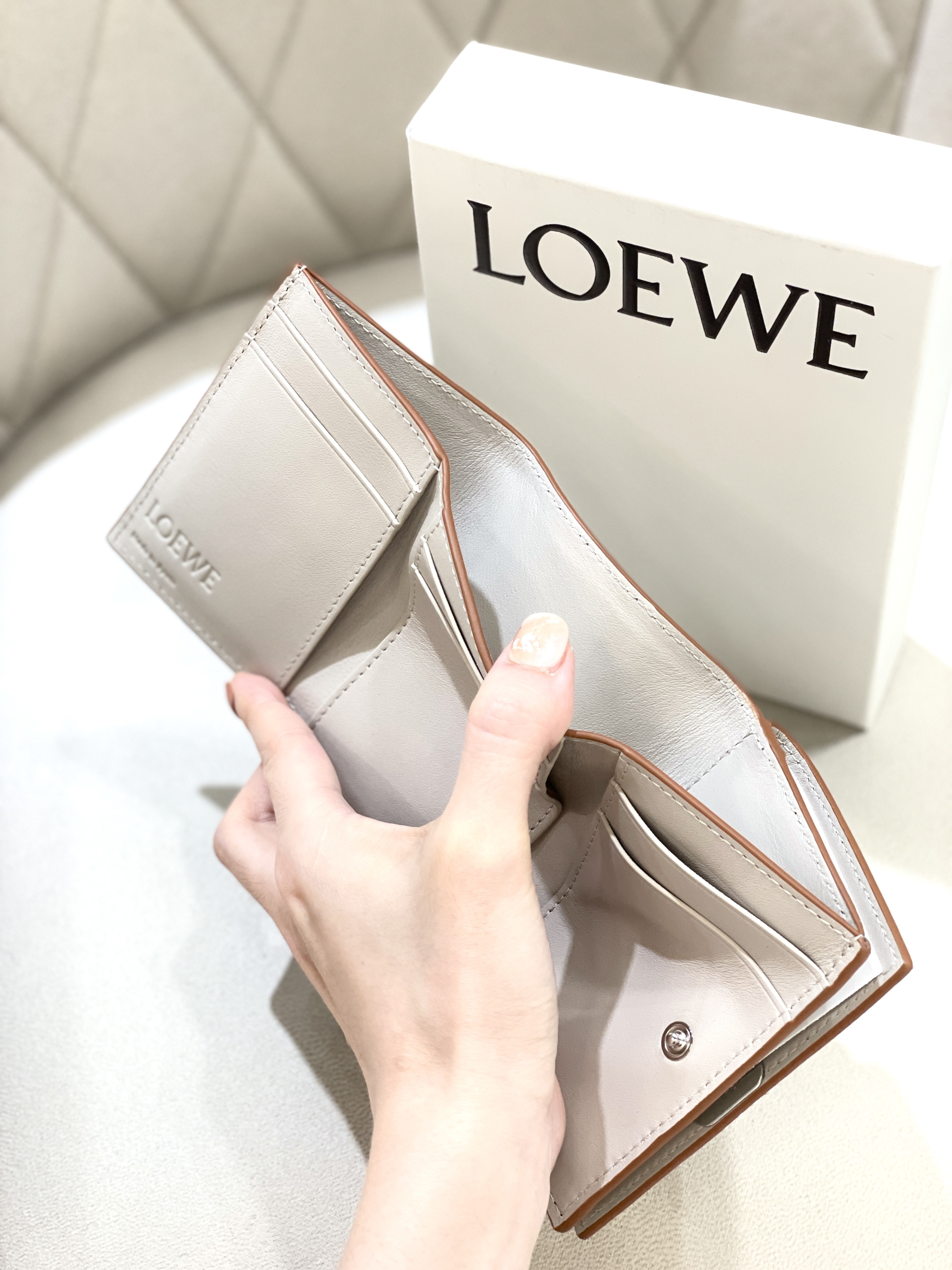 【関税&送料込】Loewe Loewe Portafoglio Trifold Anagram original.JPEG?1654197774