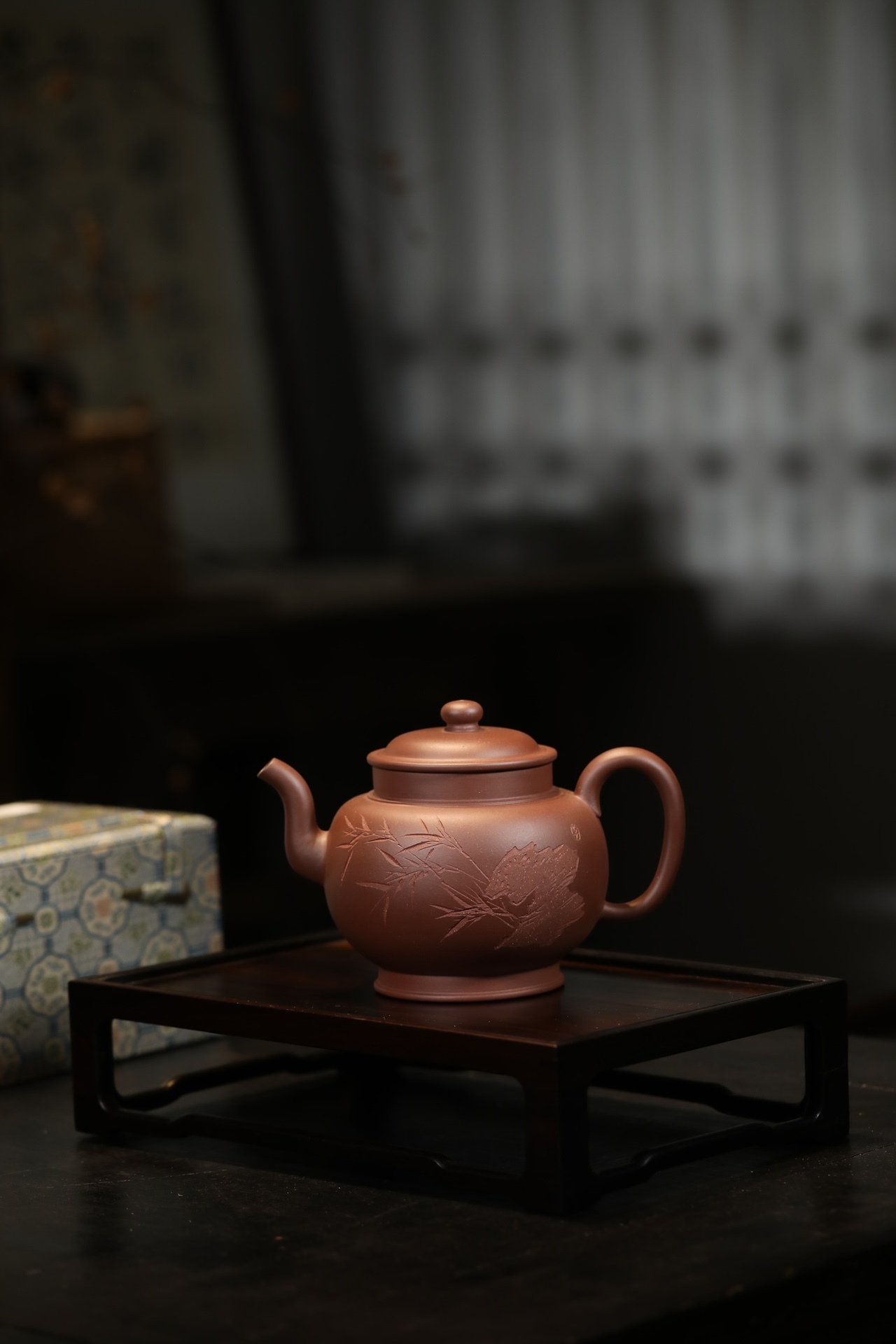 【緣夢壺(竹)】---李霓大師特大容量系列。壓蓋略微渾厚，呈鎖蓋之勢，點線之間見出魅力。