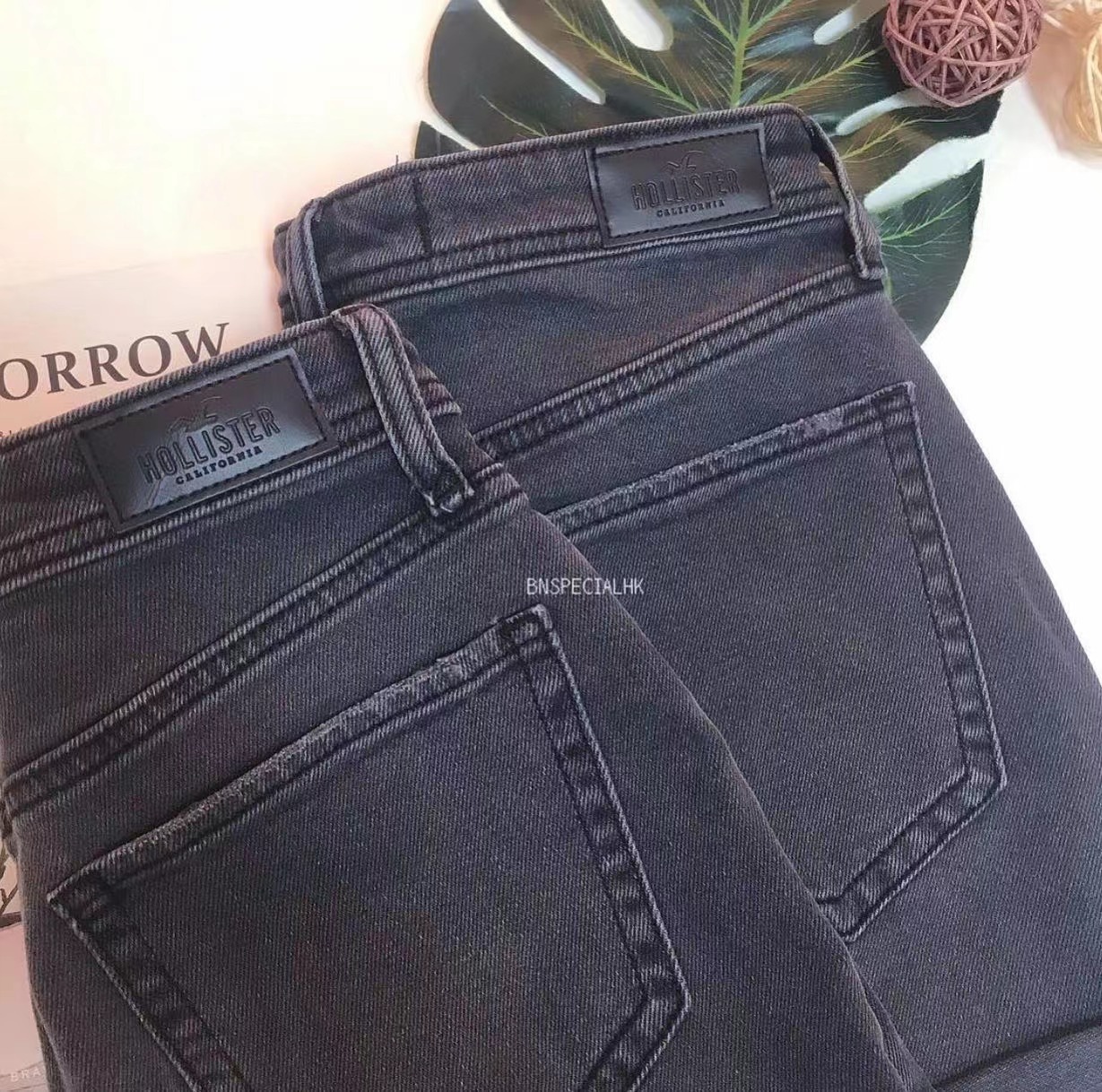 HOLLISTER ROLLED HEM DENIM MOM SHORTS