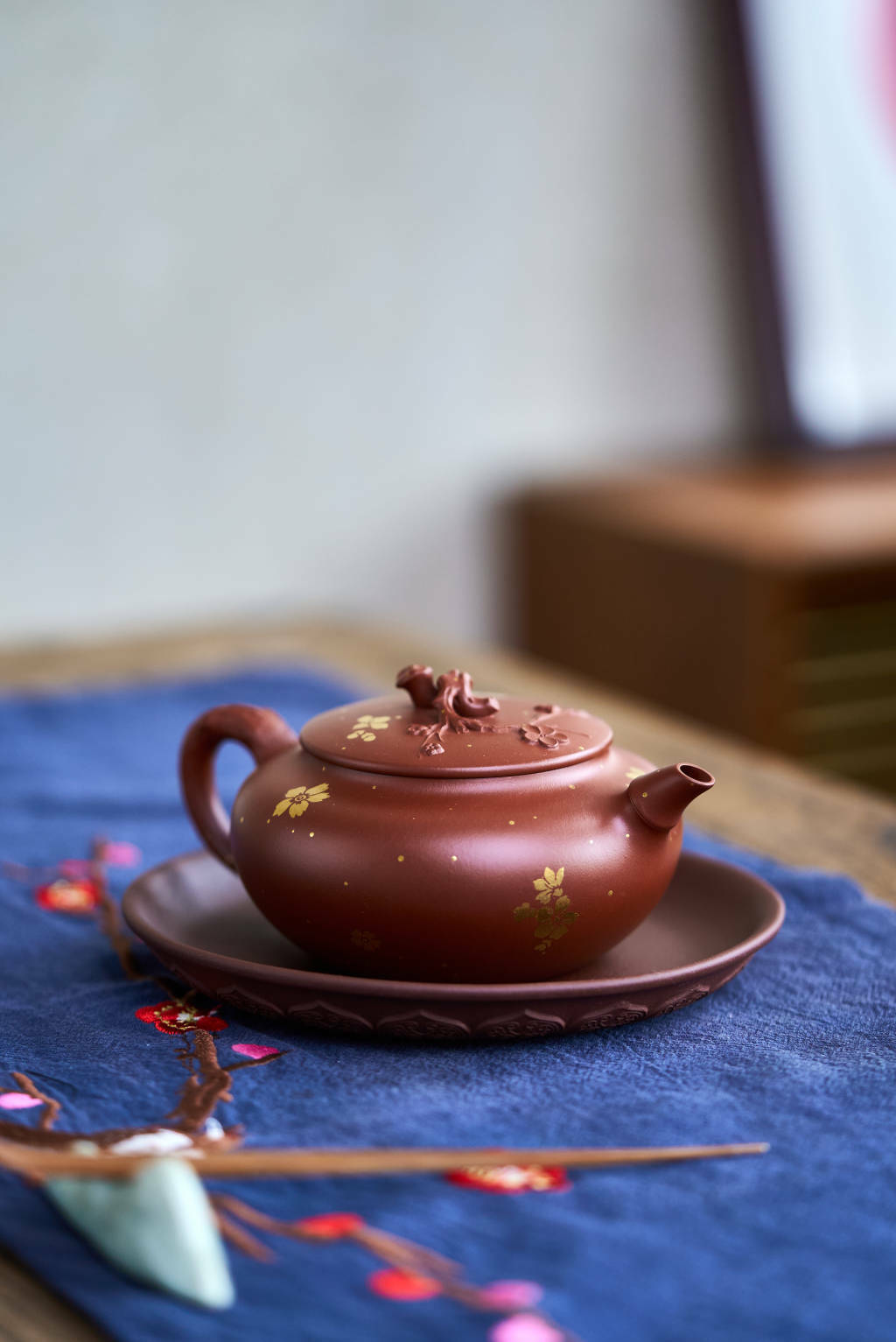 【青梅竹馬】-- 壺身扁如碗，上豐下斂，壺肩線條光潤流暢，渾樸飽滿。