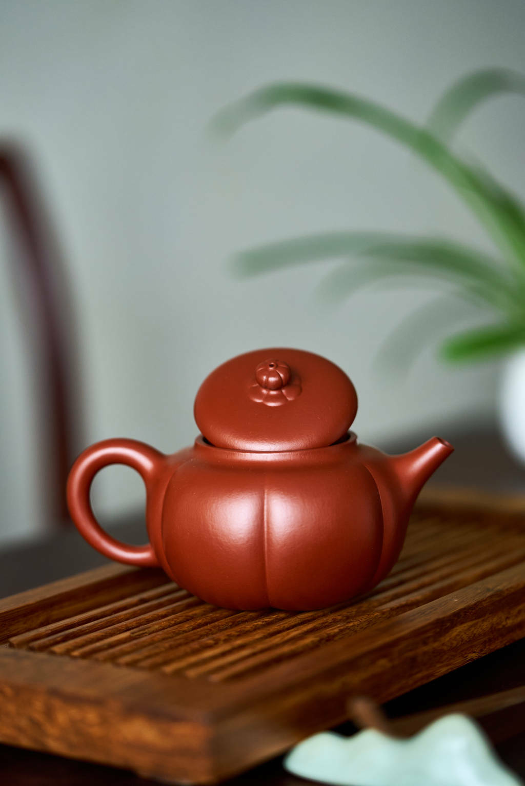 【玉壺冰心】-- 原礦大紅袍製成的此壺，光彩奪目，細膩紅潤。