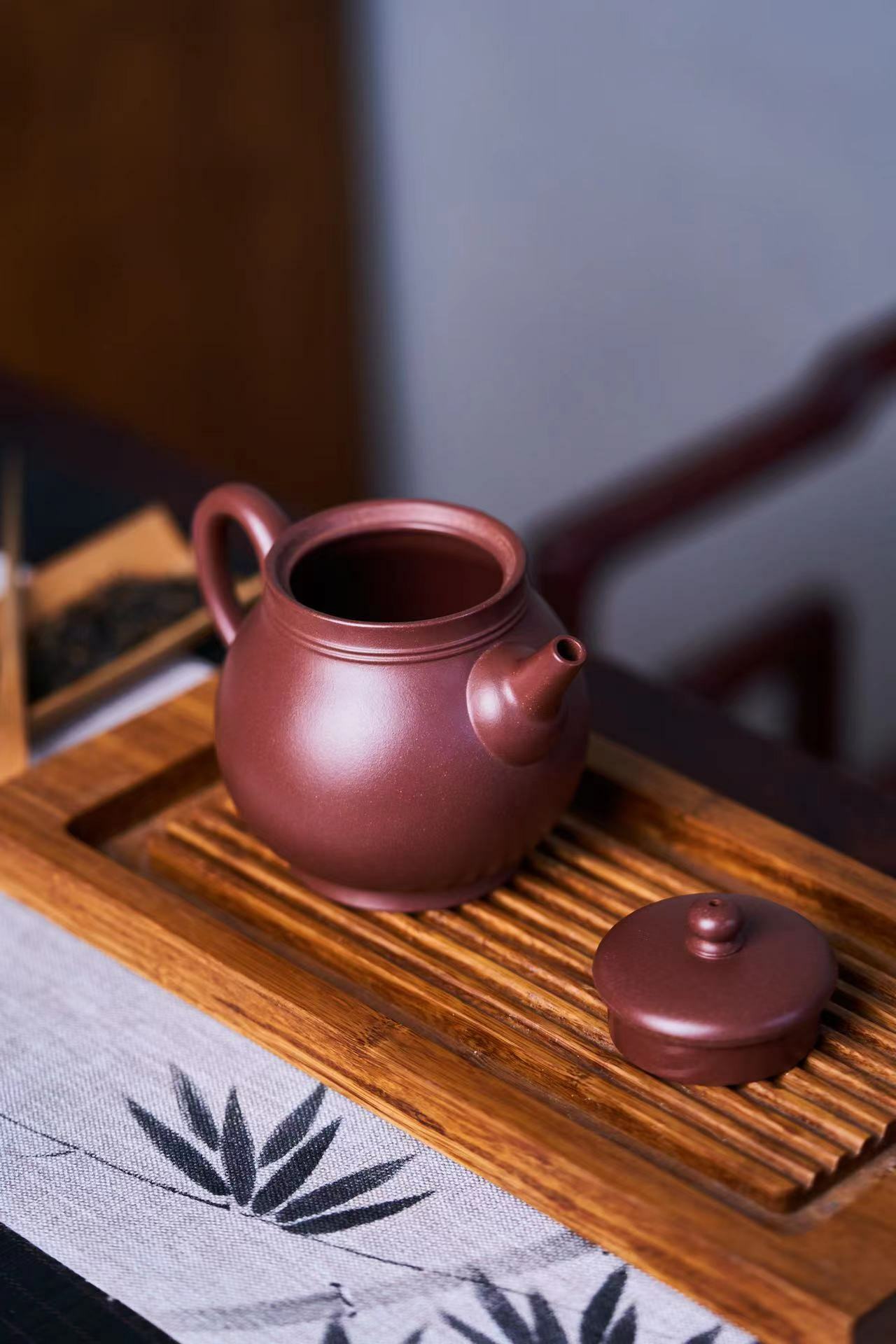 【子衿】-- 整壺氣質溫文儒雅，像一位謙謙君子，虛懷若谷，於無常的人生中安之若素。