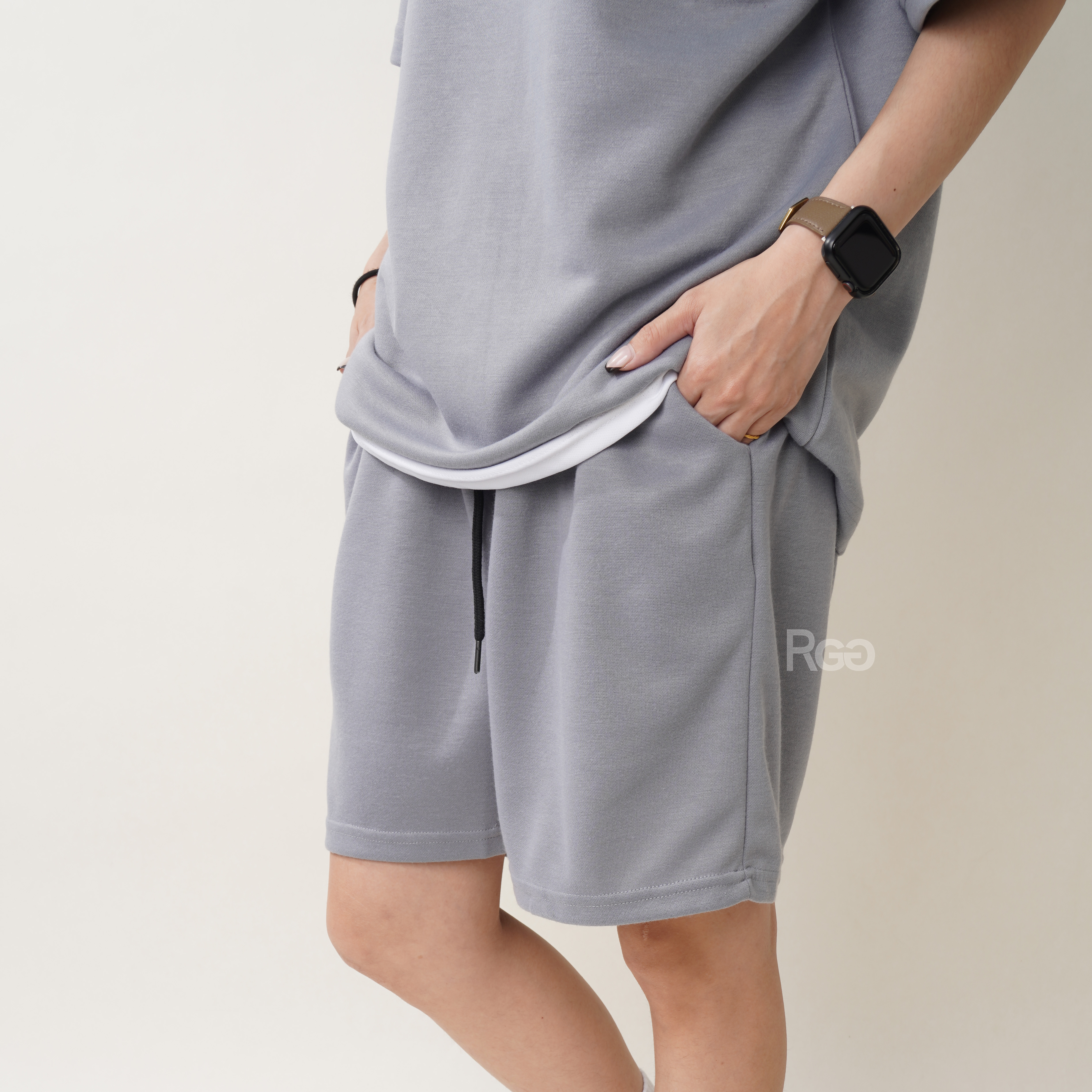 男模著韓版休閒棉質短袖套裝灰藍細節照