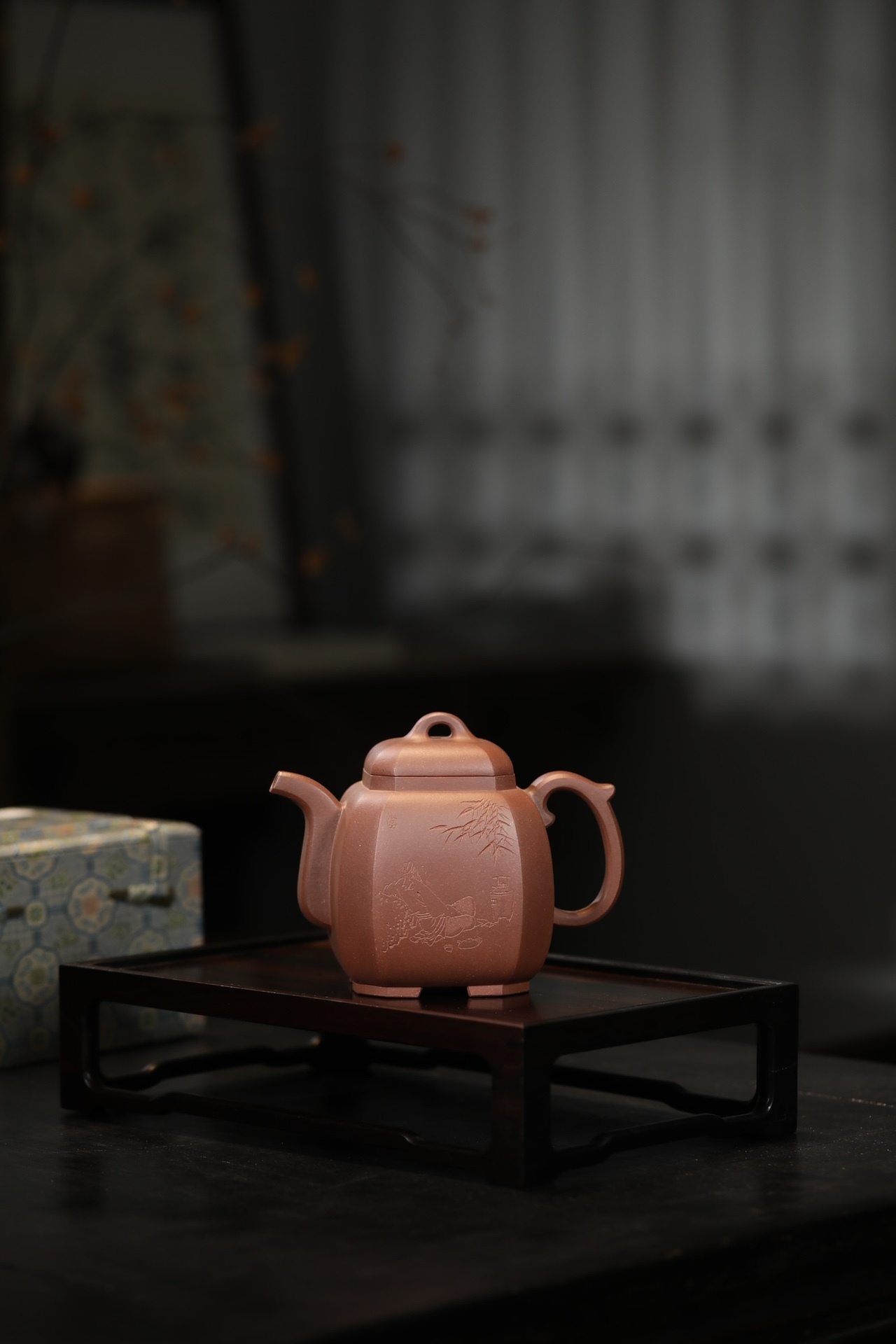 【八方福壺(翠竹林下)】--壺身以八個面圍成，成型難度升級，線條自壺蓋延伸至壺底，流暢自然，規矩有度