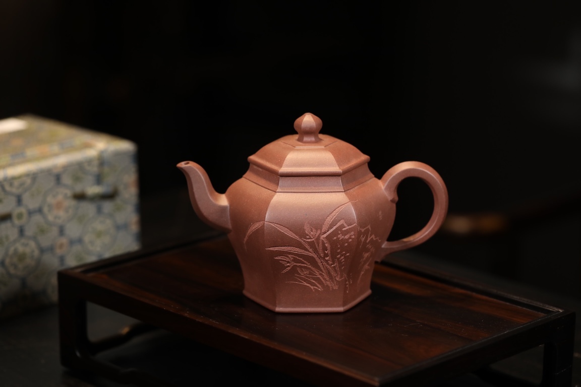 【高六方(一香已足壓千紅)】--秀雅細膩，六棱凸起，增加了全壺的剛勁沉穩之氣