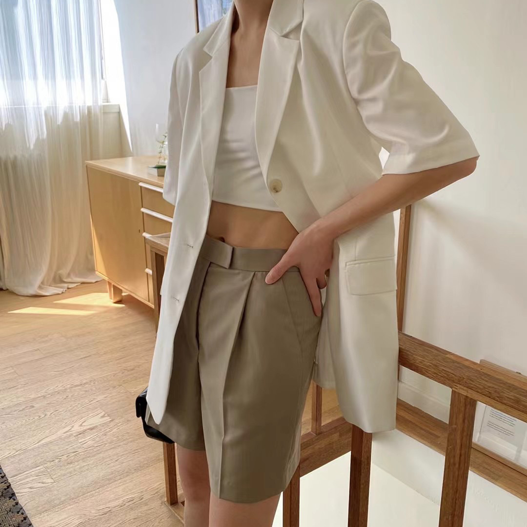 版型推薦-高質感滑順隱釦西料短褲(米咖/S)