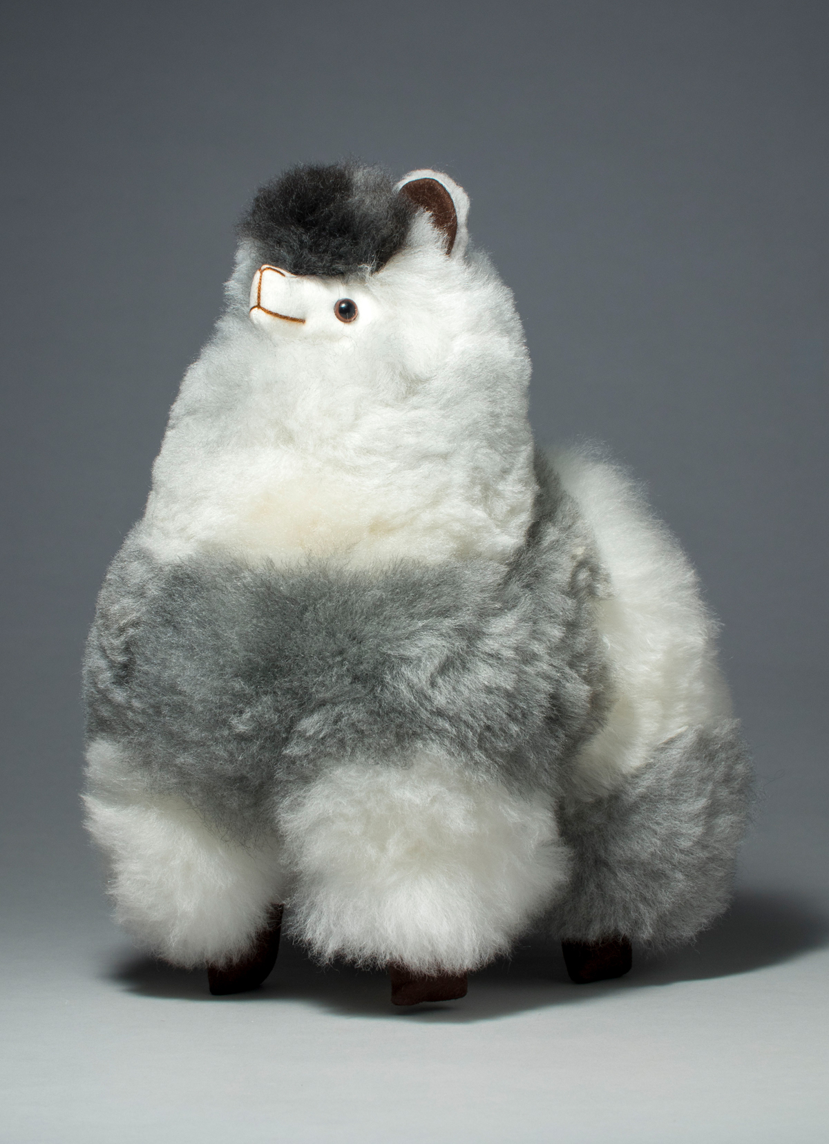 【秘魯國家館】ST.MALO 秘魯工匠手工原生羊駝毛幾何拼接藝術羊駝32CM-2244UH-歐普灰狼