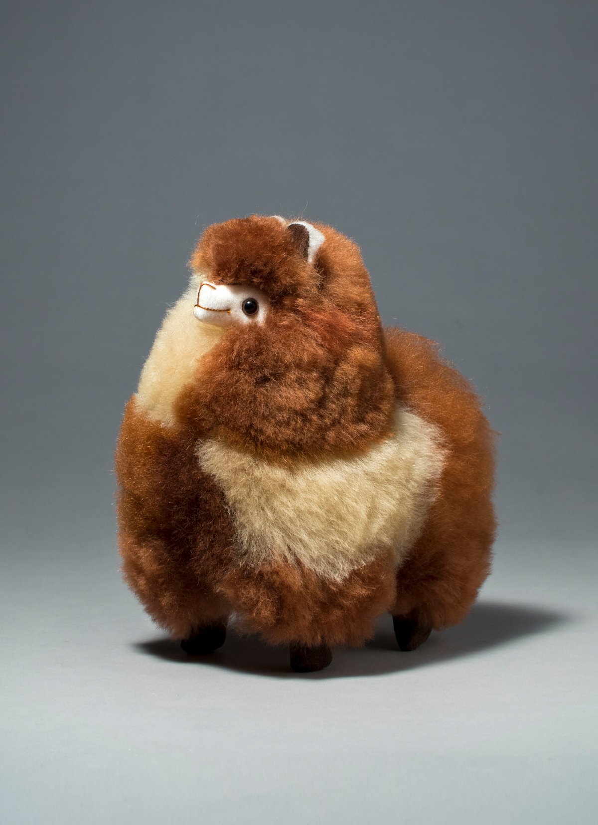 【秘魯國家館】ST.MALO 秘魯工匠手工原生羊駝毛幾何拼接藝術羊駝20CM-2245UH-楓糖鬆餅