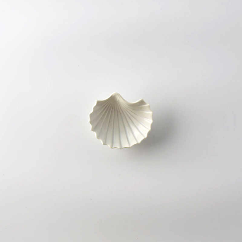 Conchiglia three footed mini-plate matte white | sobokai