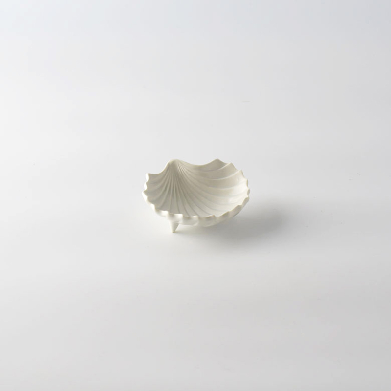 Conchiglia three footed mini-plate matte white | sobokai