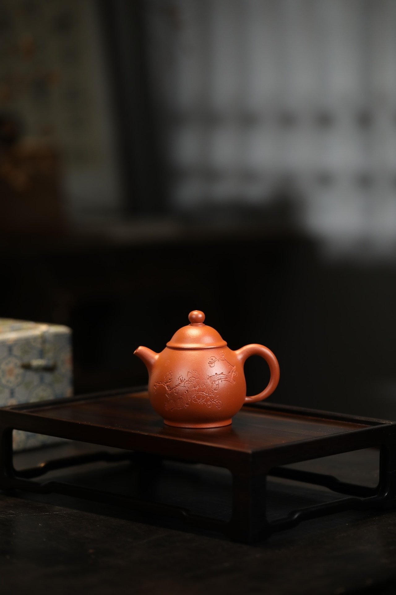 【潘壺(梅香)】--壺鈕略扁，圈耳靈巧，高足挺拔，形制飽滿靈秀，沉穩莊重