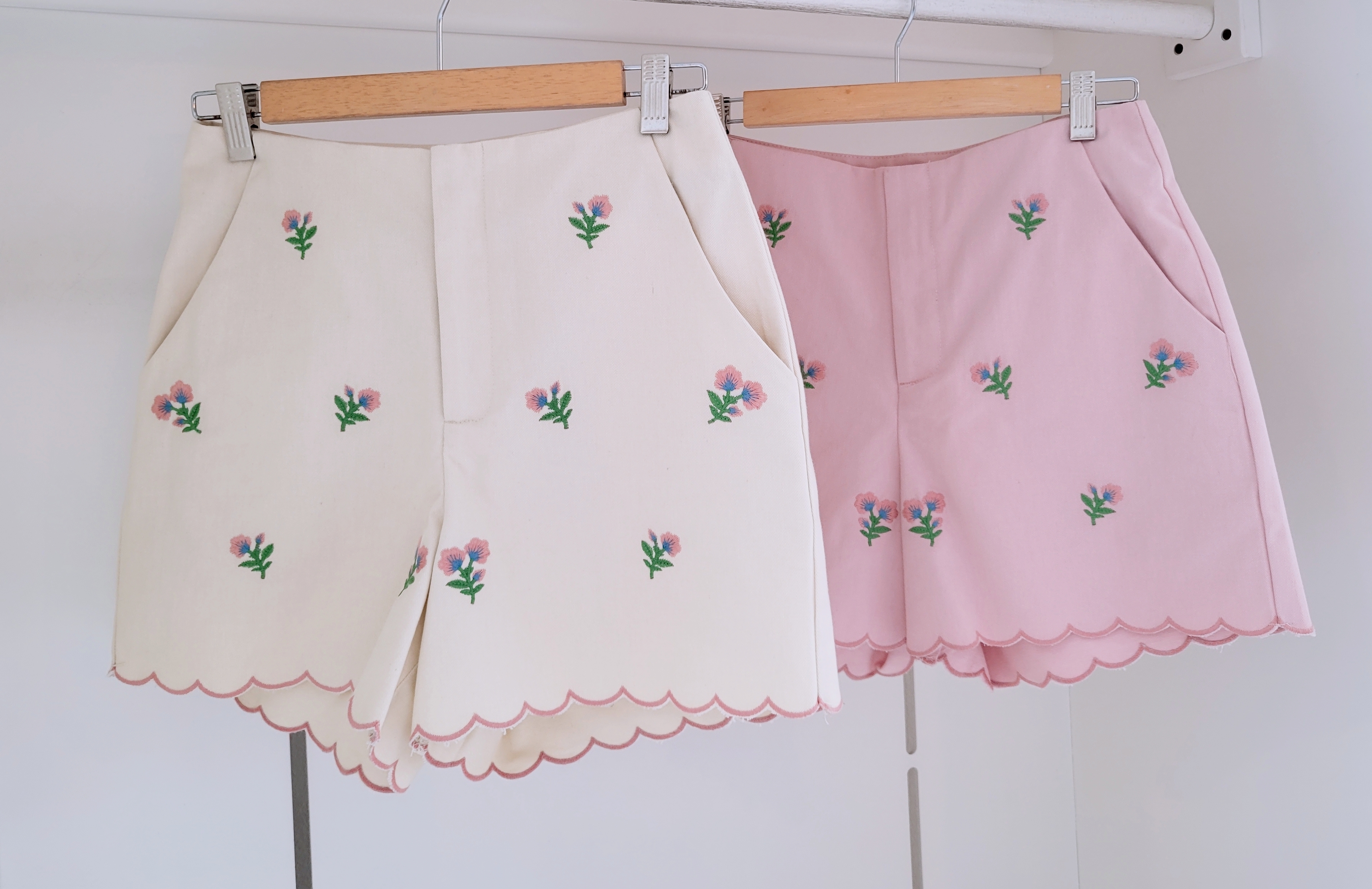 EMBROIDERED SCALLOP TRIM SHORTS