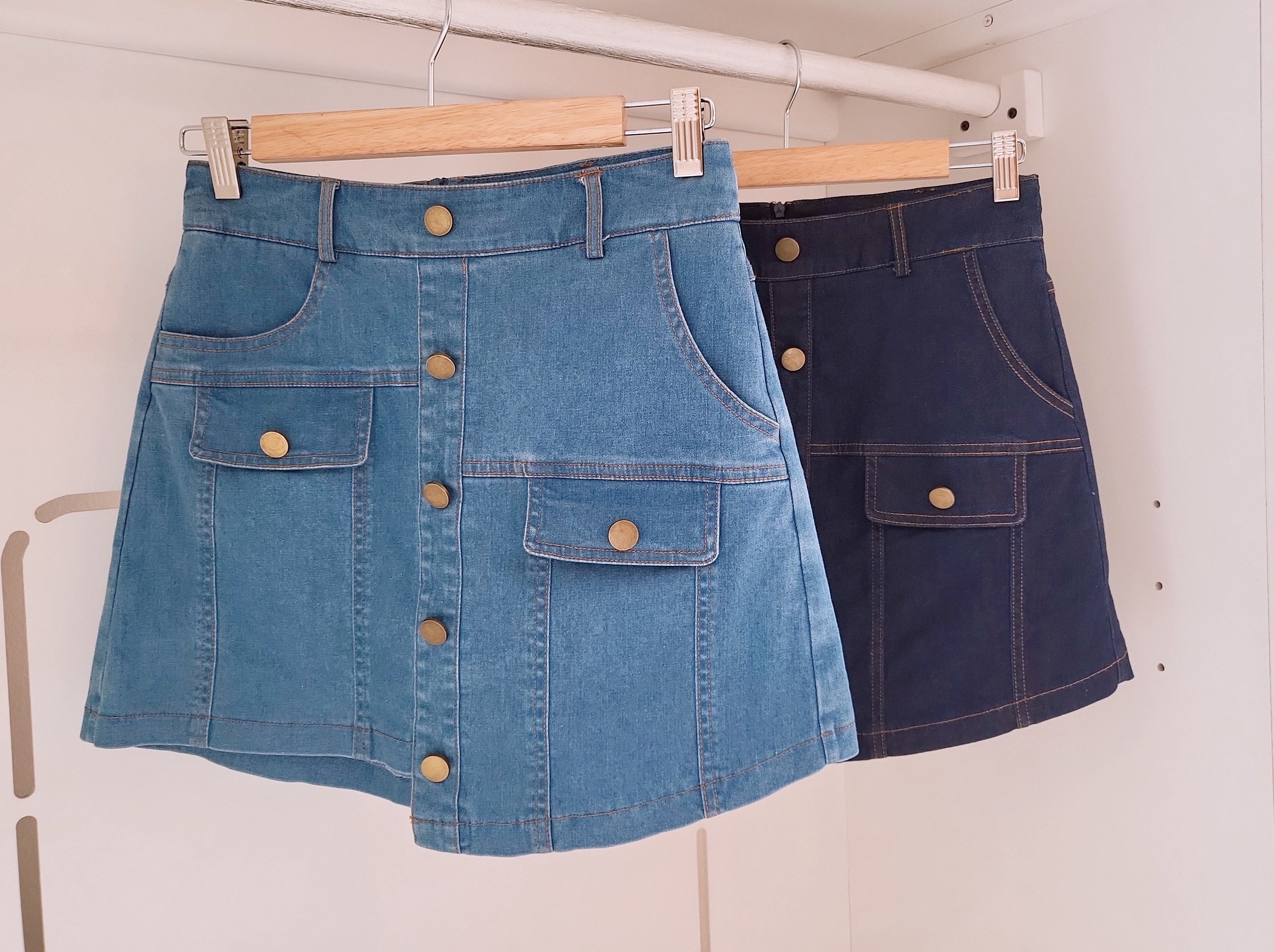 ZIP BACK BUTTON DENIM SKORT