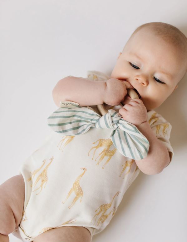 Pehr-Follow Me短袖包屁衣(Giraffe)