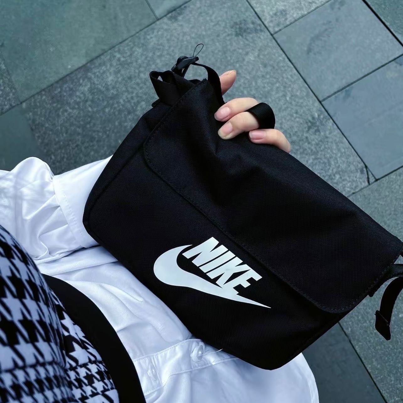 Nike NSW Futura 365 斜背 側背 小包 小肩包 黑白