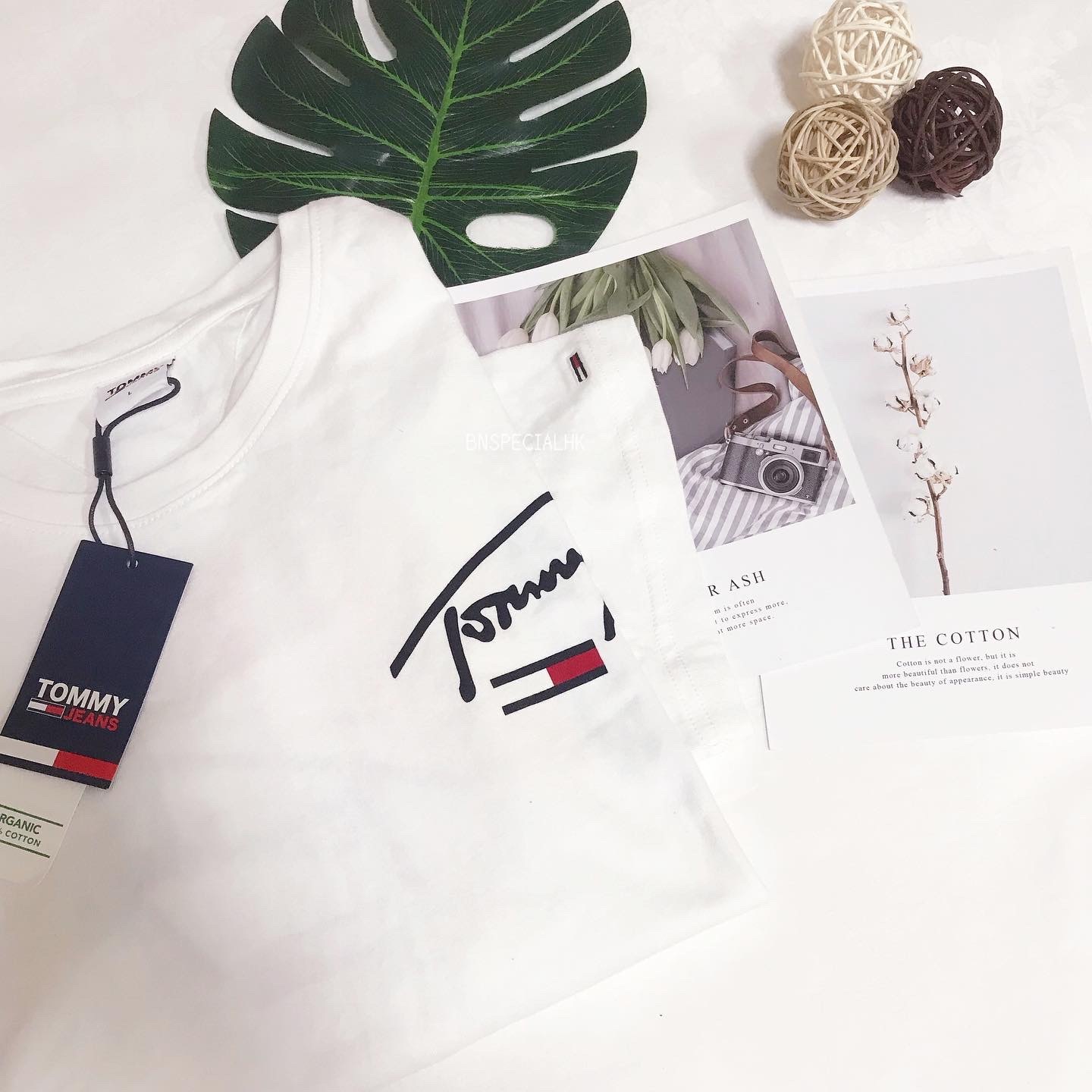 TOMMY JEANS RAINBOW BACK PRINT CROP TEE