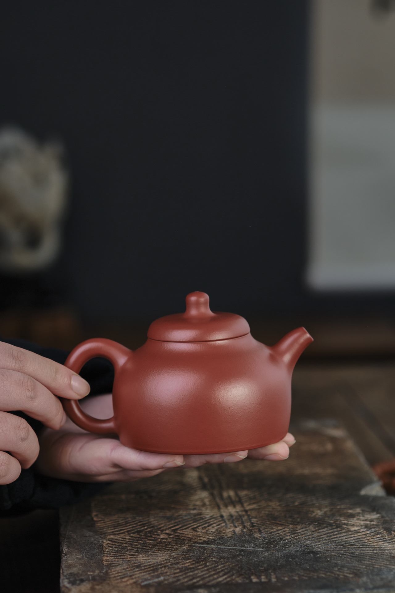 【乳丁】-- 色調朱紅而不妖艷，使用日久益現沉蘊，圓潤的壺把，讓人初看就非常舒服