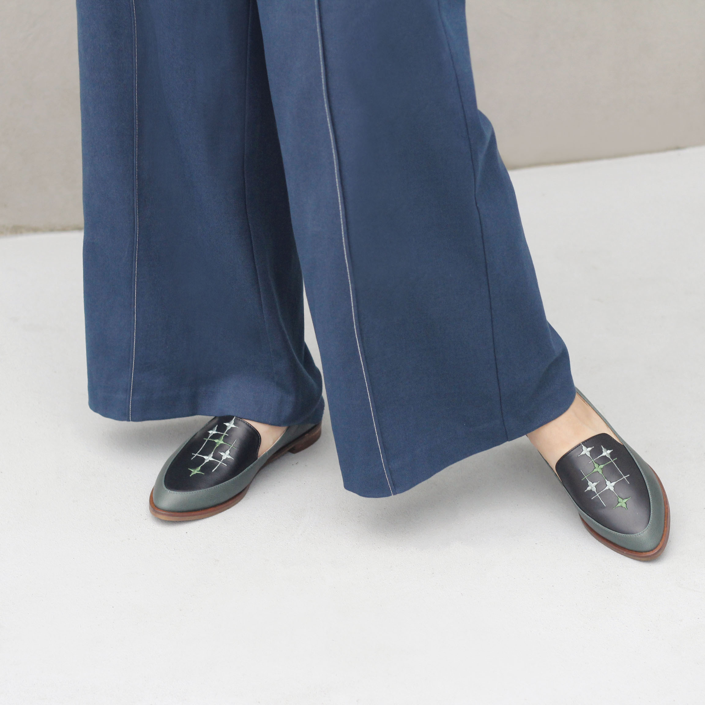 刺繡樂福鞋｜花窗邊(黑墨綠)