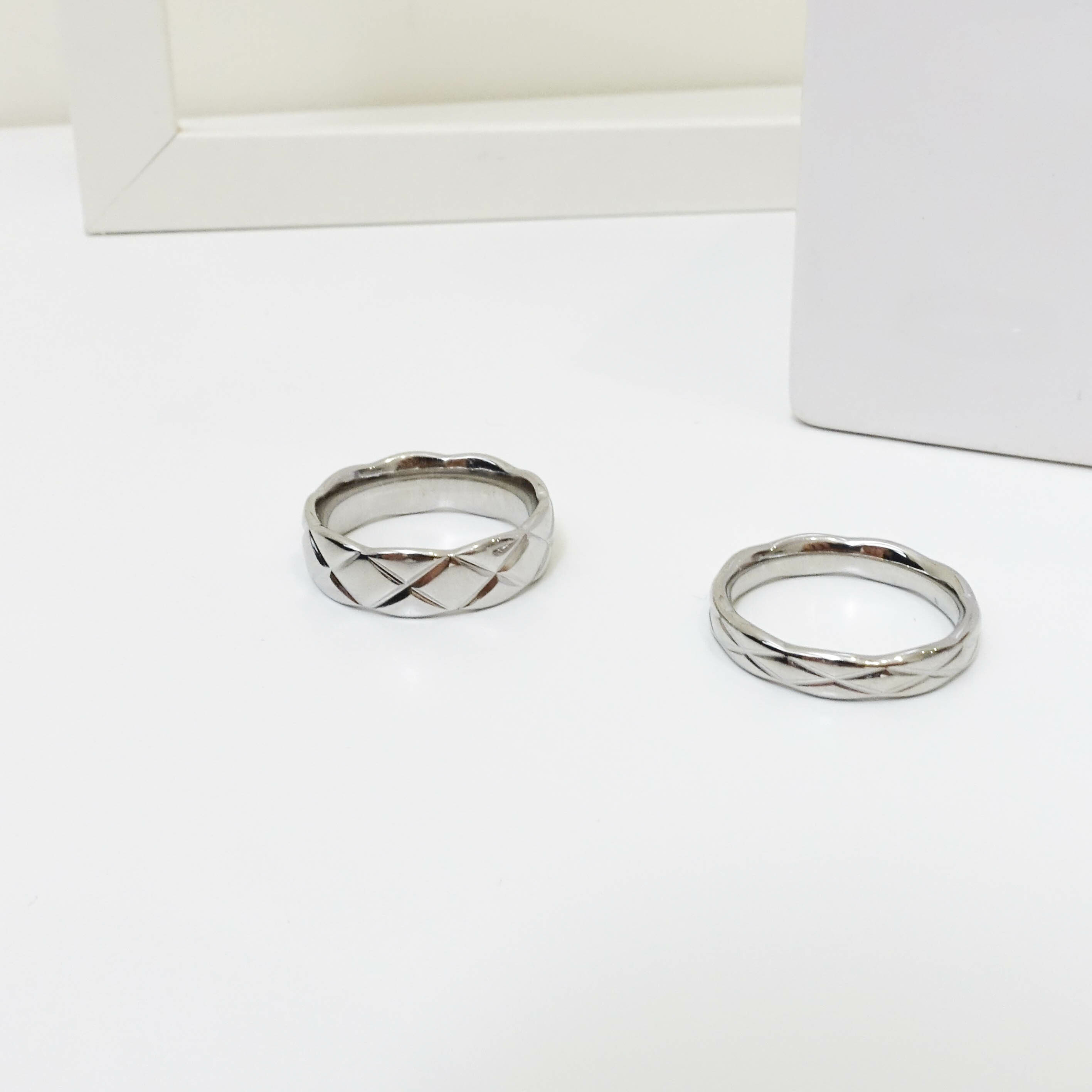 不怕水菱格紋波浪粗細鋼戒