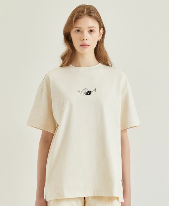 NEW BALANCE X SNOOPY 史努比 來打網球 卡通圖案 短袖 短T 奶油白 NBNEC2L023_64