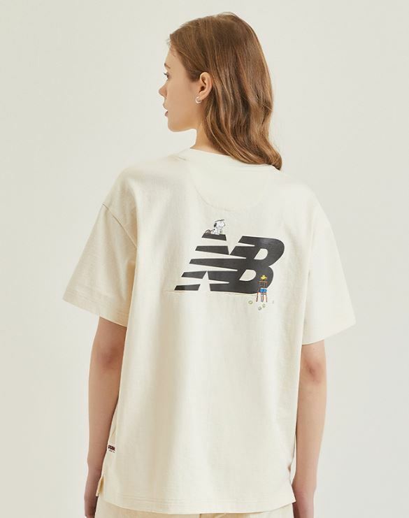 NEW BALANCE X SNOOPY 史努比 來打網球 卡通圖案 短袖 短T 奶油白 NBNEC2L023_64