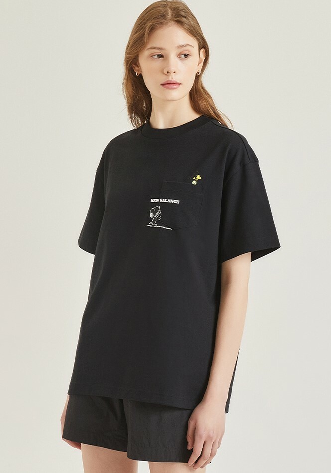 NEW BALANCE X SNOOPY 史努比 來打網球 卡通圖案 口袋短袖 黑 NBNEC2L013_19