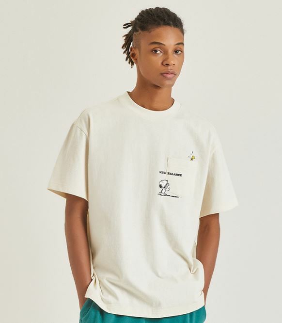 NEW BALANCE X SNOOPY 史努比 來打網球 卡通圖案 口袋短袖 奶油白 NBNEC2L013_64