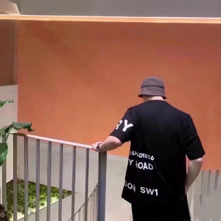 折扣 Burberry 滿版字體Logo 黑白短袖 T