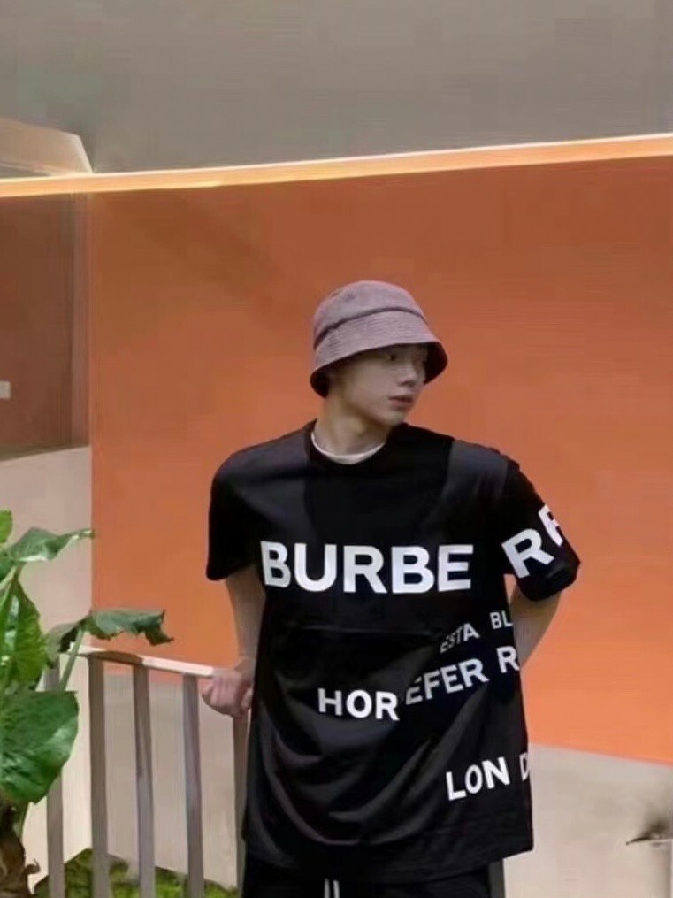 折扣 Burberry 滿版字體Logo 黑白短袖 T