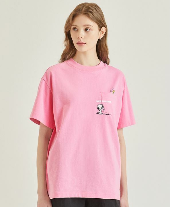 NEW BALANCE X SNOOPY 史努比 來打網球 卡通圖案 口袋短袖 粉紅 NBNEC2L013_25