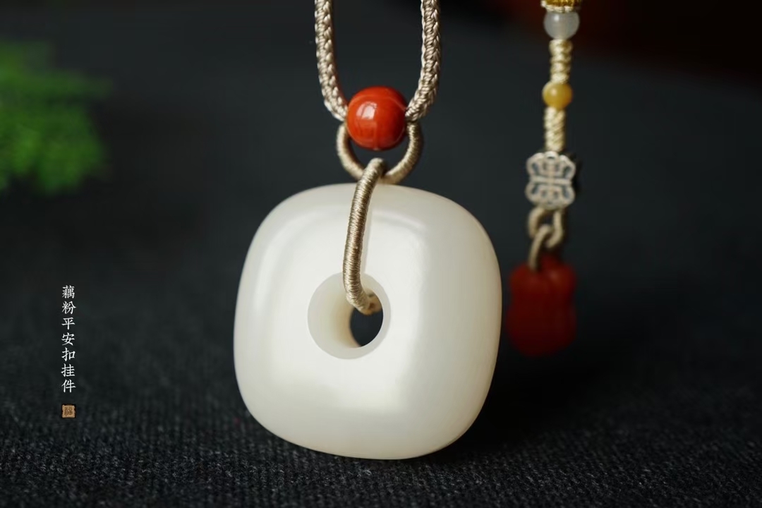 528441 和田玉濃鬱藕粉懷古方扣掛件