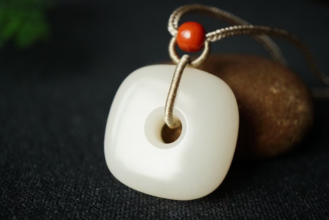 528441 和田玉濃鬱藕粉懷古方扣掛件