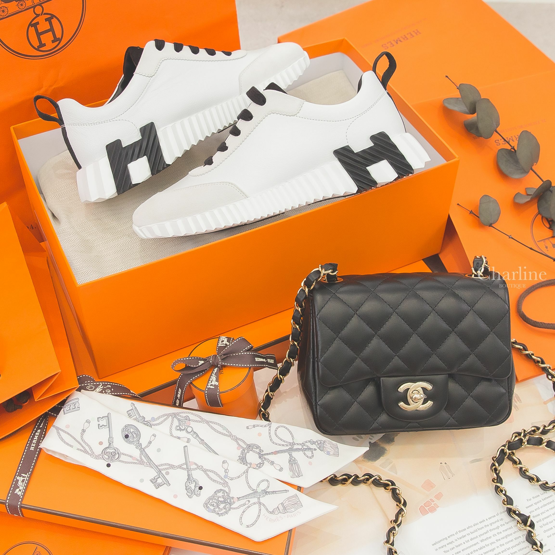 Hermès Bouncing Sneaker 白色山羊皮拼麂皮黑色H運動鞋,Hermès Twilly 白色/鐵灰色鑰匙繩結圓點絲巾,Chanel Mini Flap Bag 黑色金鍊小羊皮肩背包-Charline Boutique 精品代購