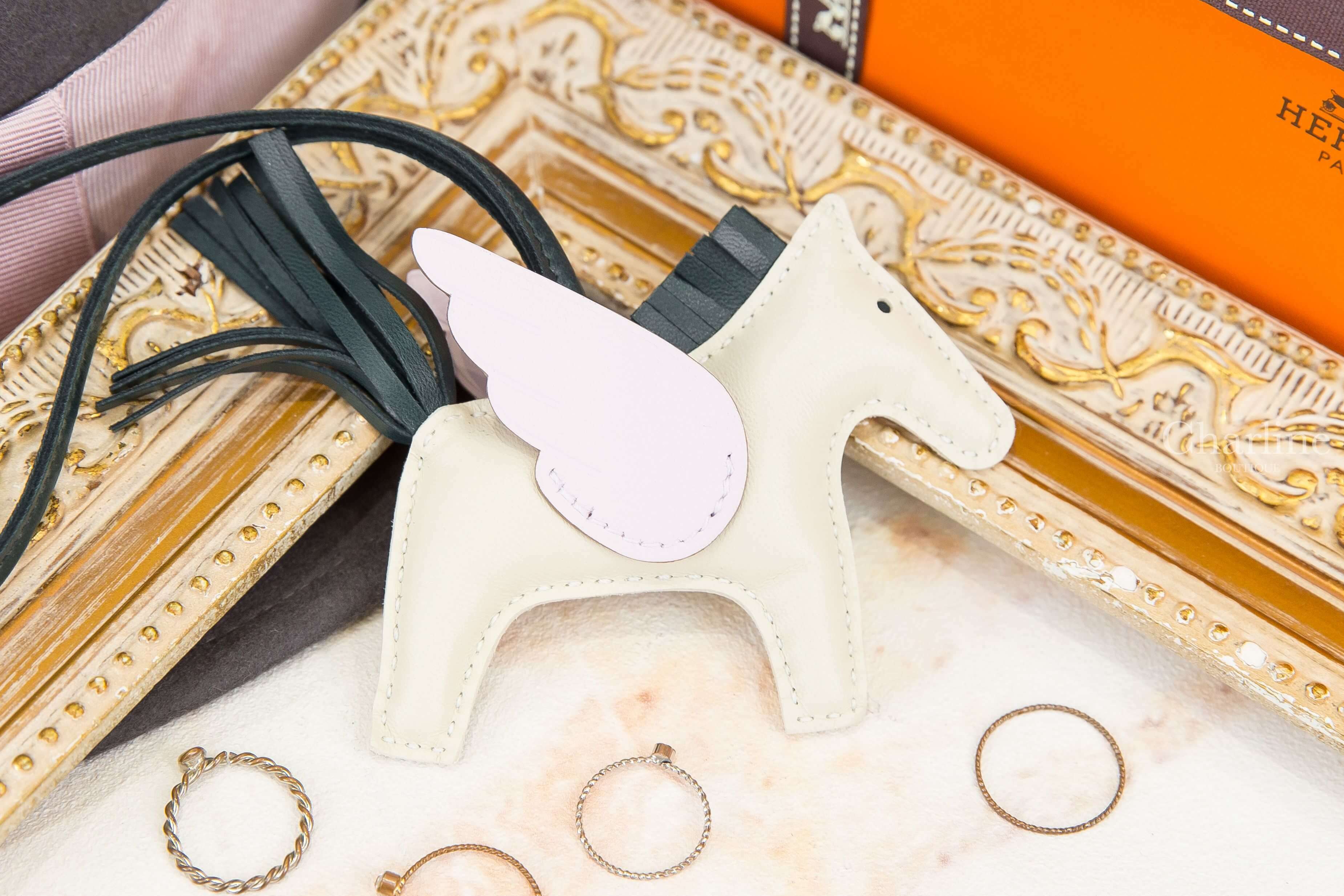 Hermès Rodeo PM Pegase 奶昔白/松柏綠/淡紫色小型飛馬吊飾-Charline Boutique 精品代購