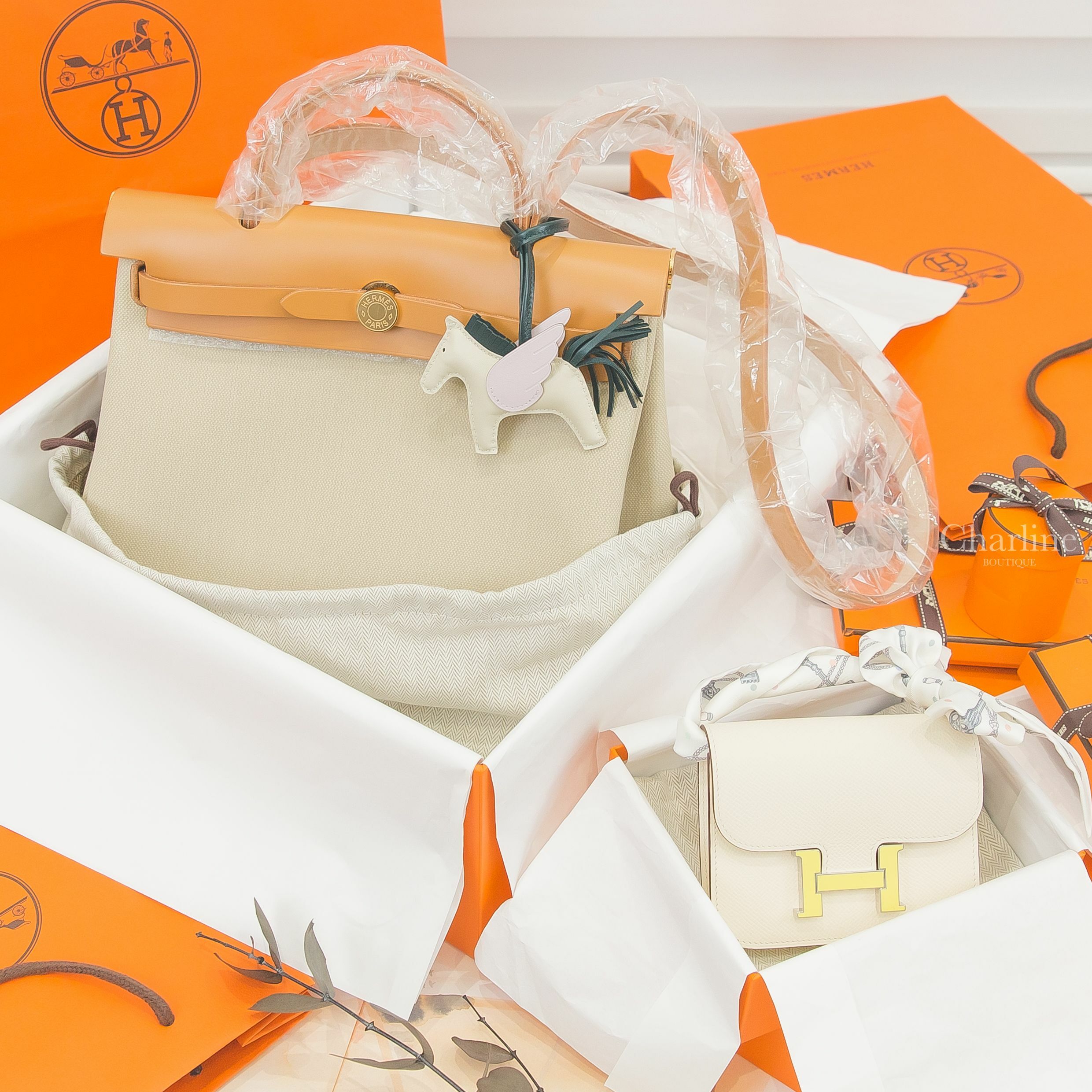 Hermès Constance Slim 奶油白萊姆黃琺瑯釦短夾,Hermès Herbag 冰川灰拼自然砂色金釦,Hermès 奶昔白/松柏綠/淡紫色小型飛馬,Hermès 白色/鐵灰色絲巾-Charline Boutique 精品代購