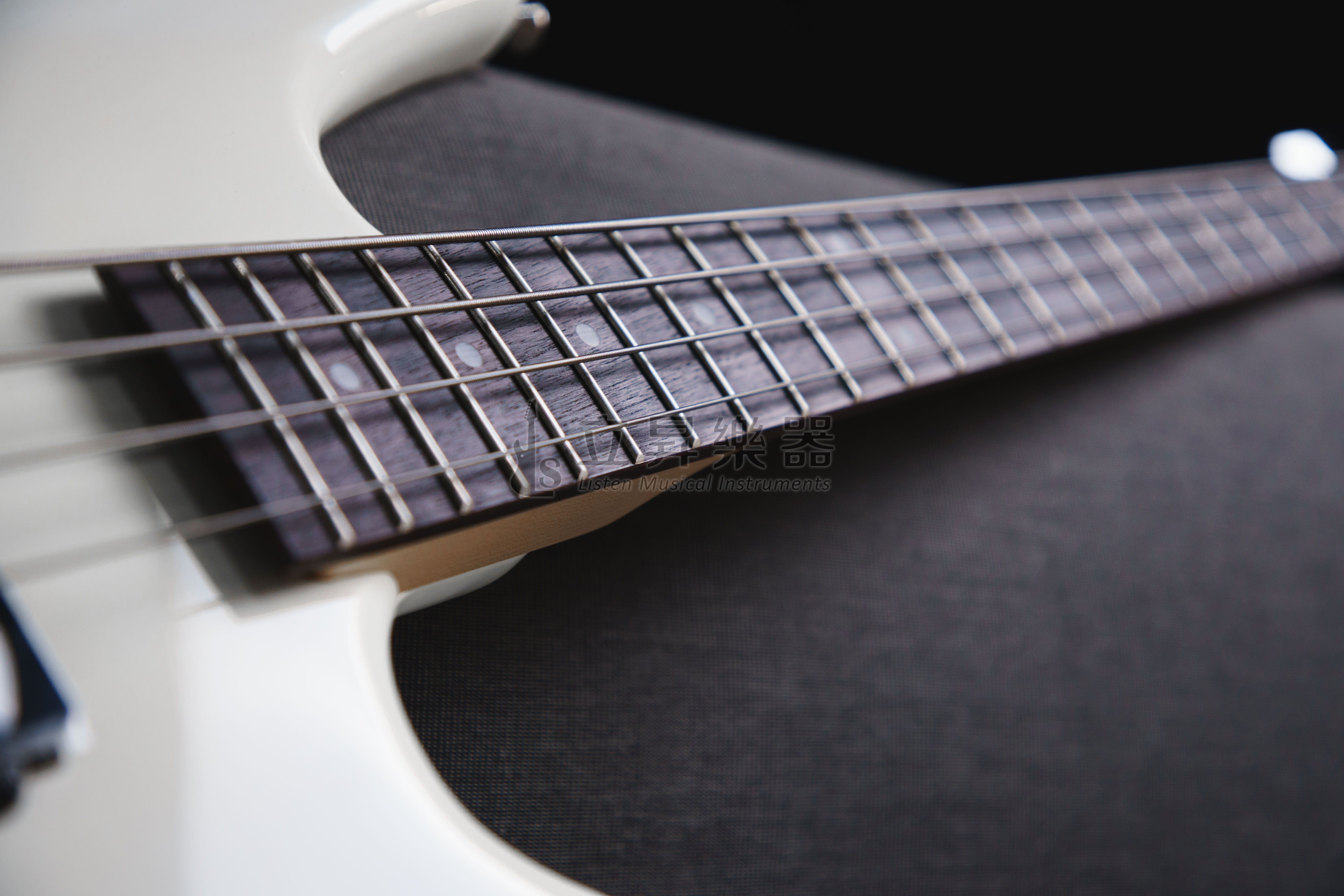 Bensons BSR-250 BASS 黑白雙色 入門貝斯 附琴袋 第 3 張圖片｜三峽吉他 / Bass