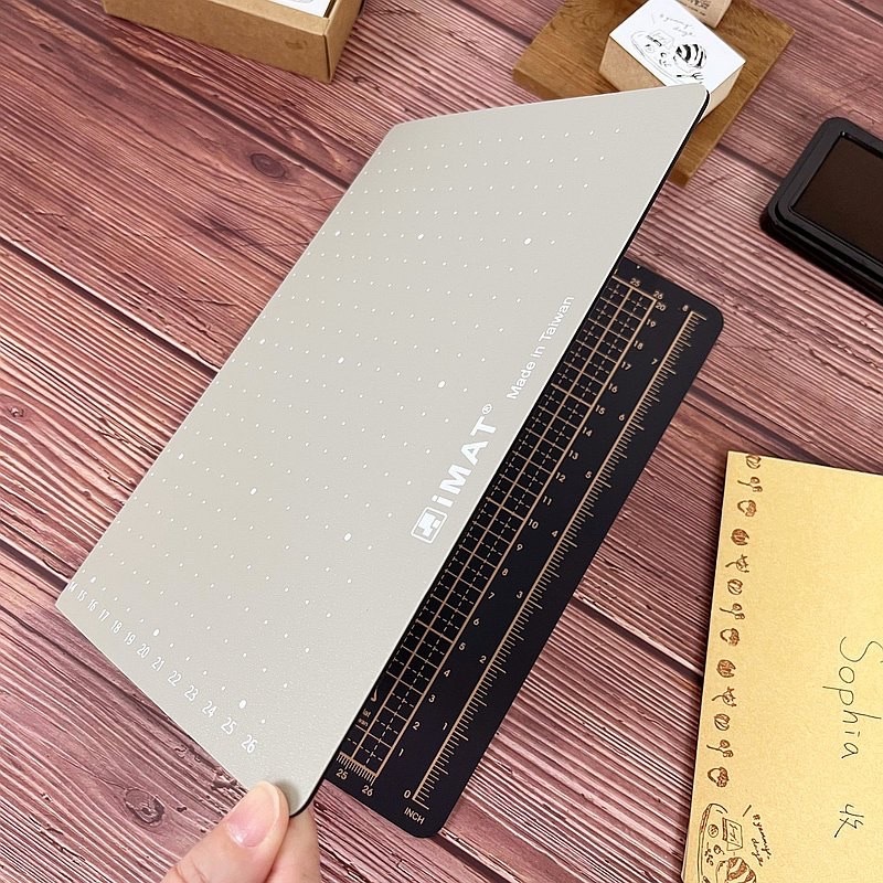 米灰 x 墨黑 A4 環保無毒書型摺疊切割墊｜IMAT